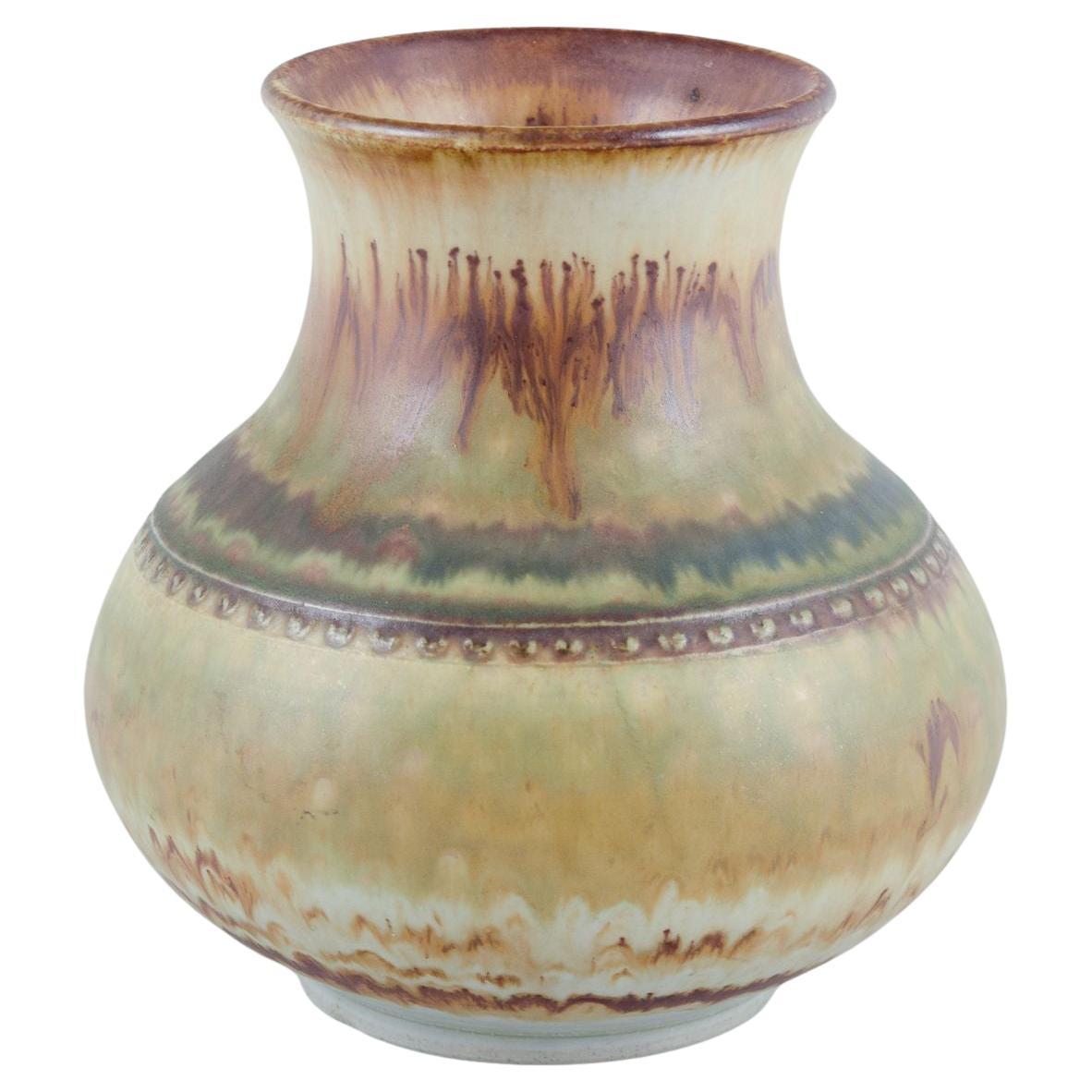 John Andersson pour Höganäs. Vase en grès avec glaçure dans les tons de terre. en vente