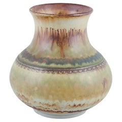 John Andersson pour Höganäs. Vase en grès avec glaçure dans les tons de terre.