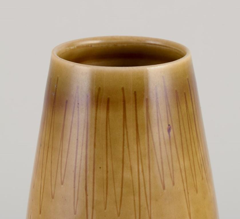 Scandinave moderne John Andersson pour Höganäs, Suède. Grand vase en céramique à glaçure ocre. en vente