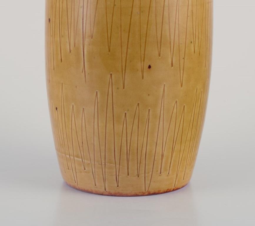 Suédois John Andersson pour Höganäs, Suède. Grand vase en céramique à glaçure ocre. en vente