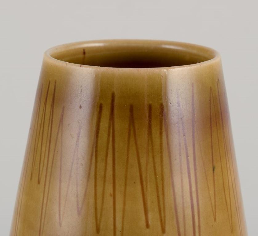 Vernissé John Andersson pour Höganäs, Suède. Grand vase en céramique à glaçure ocre. en vente