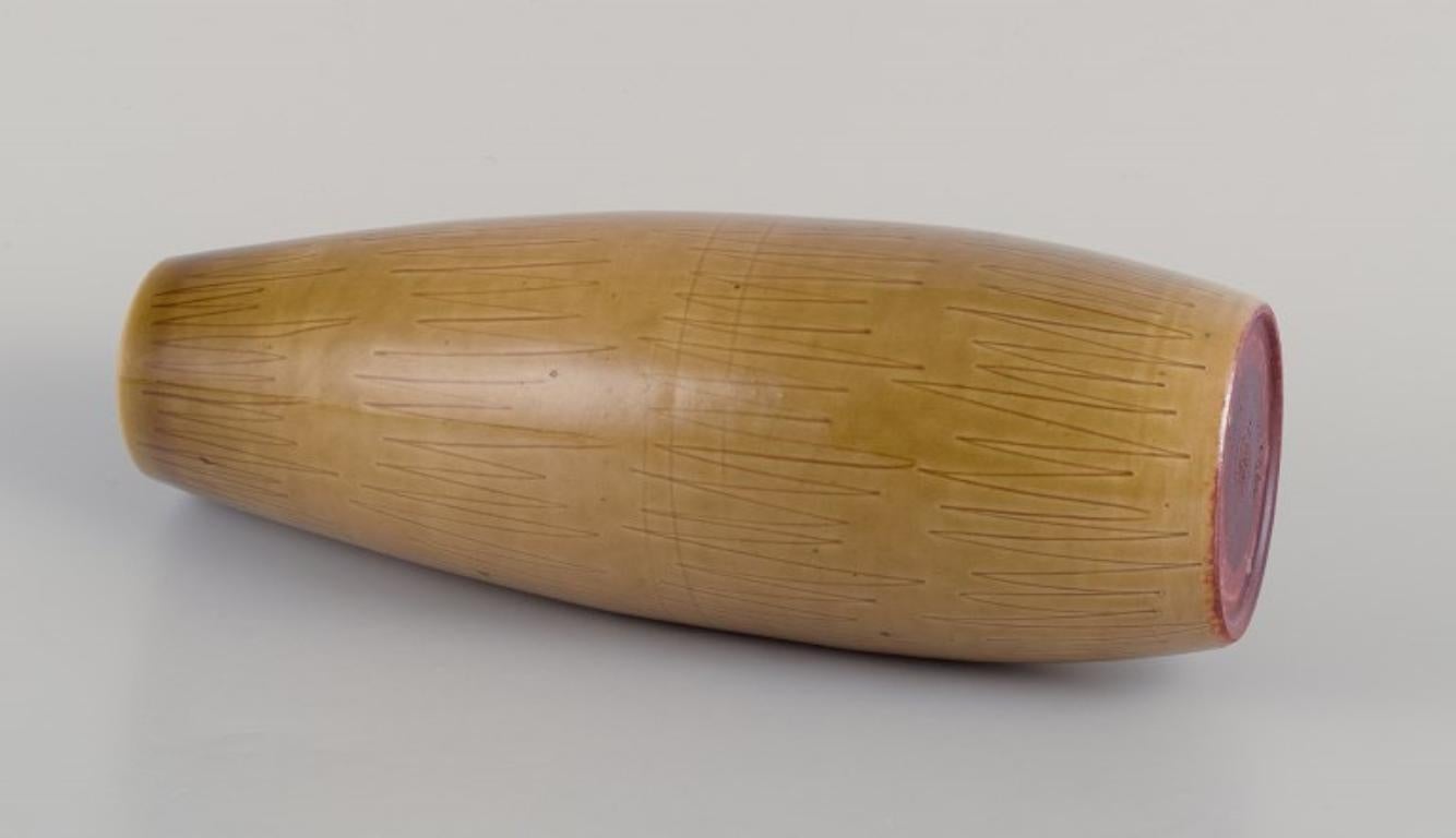 John Andersson pour Höganäs, Suède. Grand vase en céramique à glaçure ocre. Excellent état - En vente à Copenhagen, DK