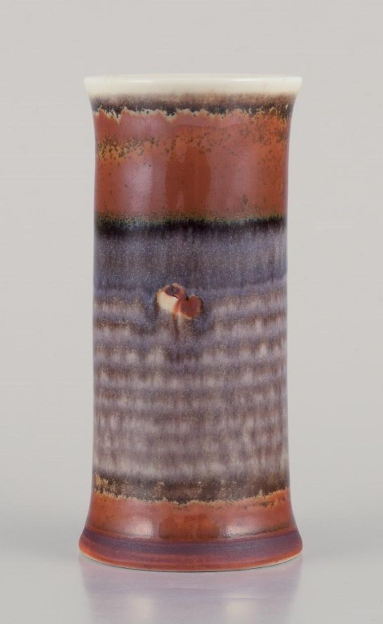 John Andersson (1899-1969) per Höganäs, Svezia. 
Vaso in ceramica unico nel suo genere.
Smalto nei toni del marrone e del viola. Smalto lucido.
Dal 1960 circa.
Contrassegnato.
In perfette condizioni.
Dimensioni: Altezza 14,0 cm x Diametro 6,5 cm.