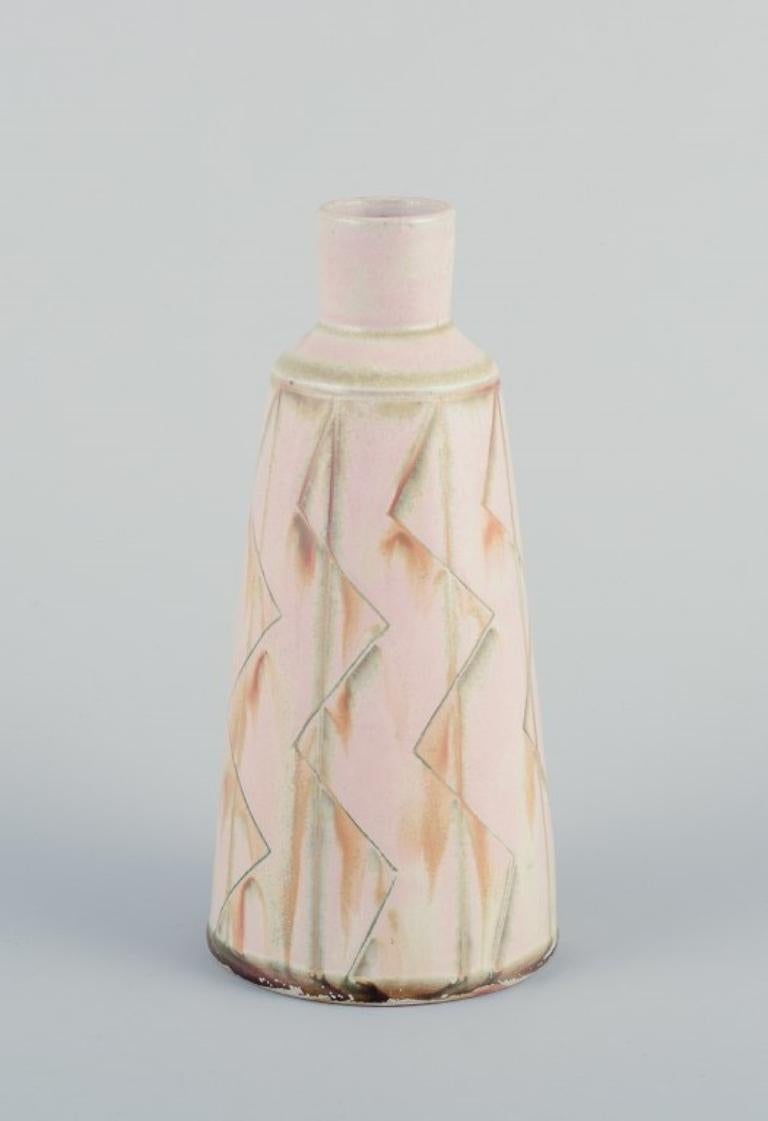 John Andersson pour Höganäs, Suède.
Vase en céramique unique. Glaçage dans les tons clairs.
Motif géométrique.
Marqué.
1960s.
Parfait état.
Dimensions : Hauteur 17,0 cm x Diamètre 8,0 cm : Hauteur 17,0 cm x Diamètre 8,0 cm.