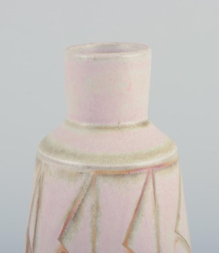 Scandinave moderne John Andersson pour Höganäs, Suède. Vase en céramique unique. Glaçage dans les tons clairs. en vente