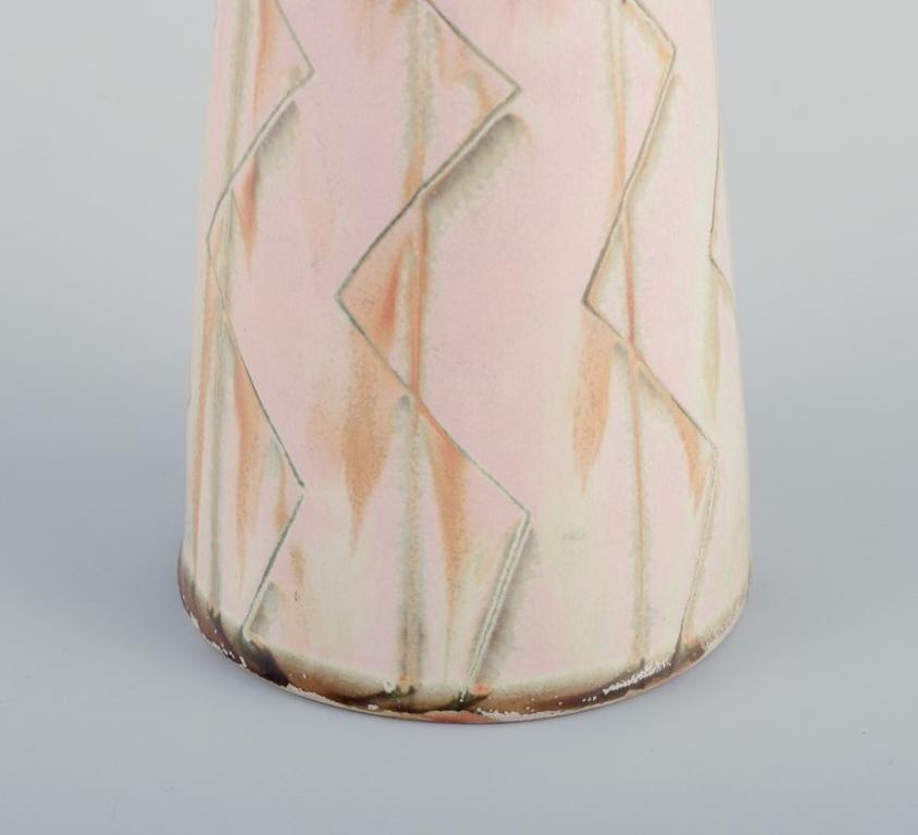 Suédois John Andersson pour Höganäs, Suède. Vase en céramique unique. Glaçage dans les tons clairs. en vente