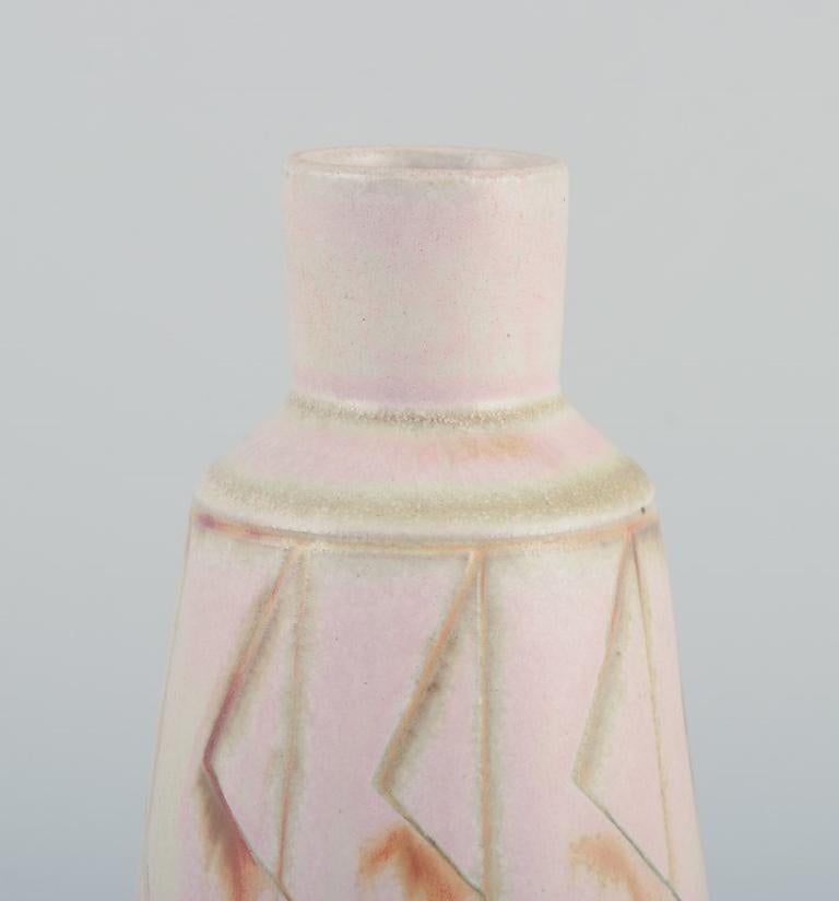 Vernissé John Andersson pour Höganäs, Suède. Vase en céramique unique. Glaçage dans les tons clairs. en vente