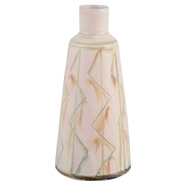 John Andersson pour Höganäs, Suède. Vase en céramique unique. Glaçage dans les tons clairs.