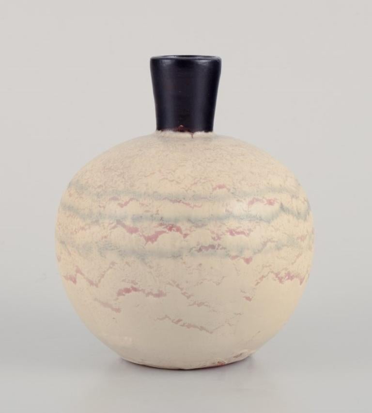 John Andersson (1899-1969) for Höganäs, Sweden. Unique ceramic vase.
Round shape with a narrow neck.
Glaze in sand-colored hues.
Mid-20th century.
Marked.
In excellent condition.
Dimensions: Height 11.5 cm x Diameter 9.5 cm.