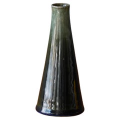 Kleine John Andersson-Vase, grün glasiertes Steingut, Hgans, Schweden, 1950er Jahre 