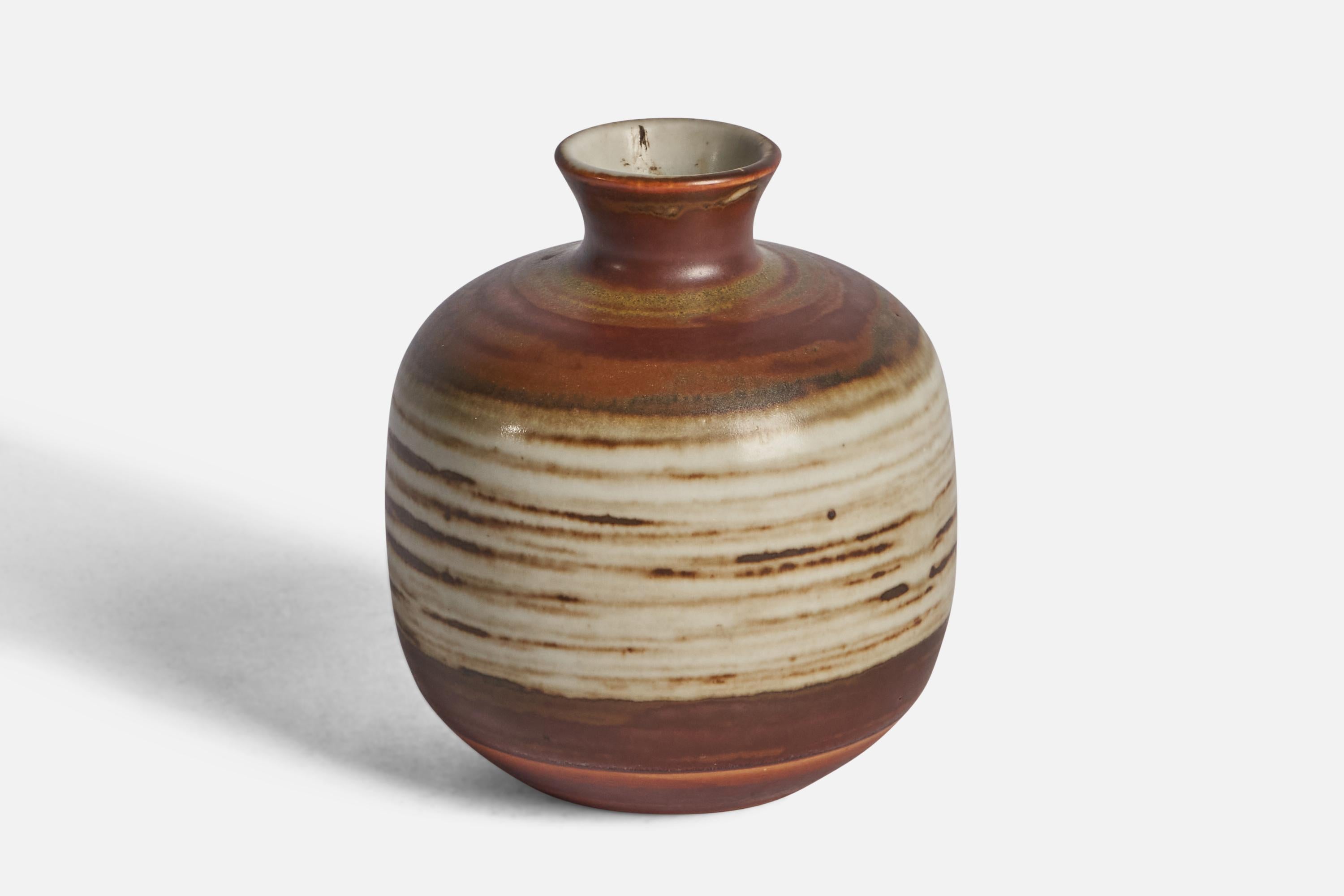 Vase en grès rouge, beige et blanc cassé, conçu et produit en Suède, vers les années 1960.

