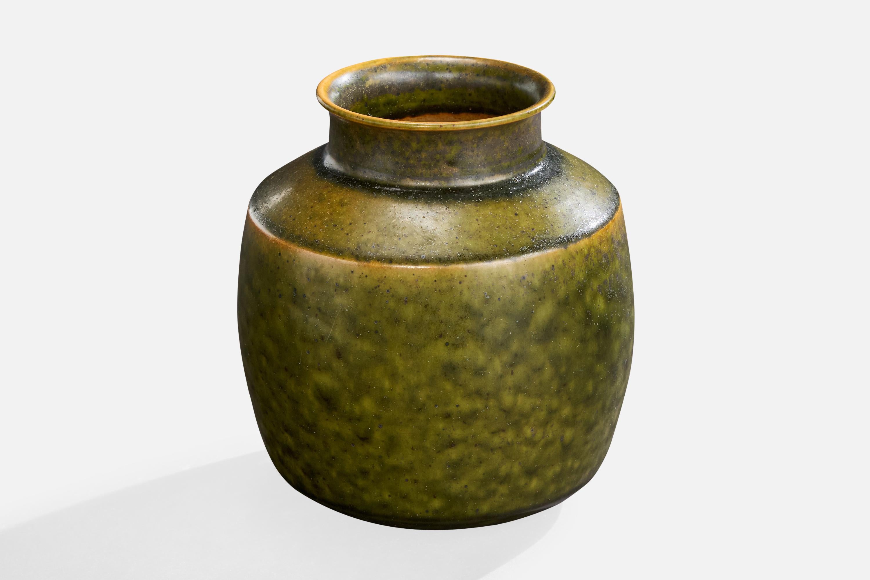 Vaso in vetro verde disegnato e prodotto da John Andersson, Höganäs, Svezia, anni '50 circa.

Dimensioni complessive (pollici): 7,05 