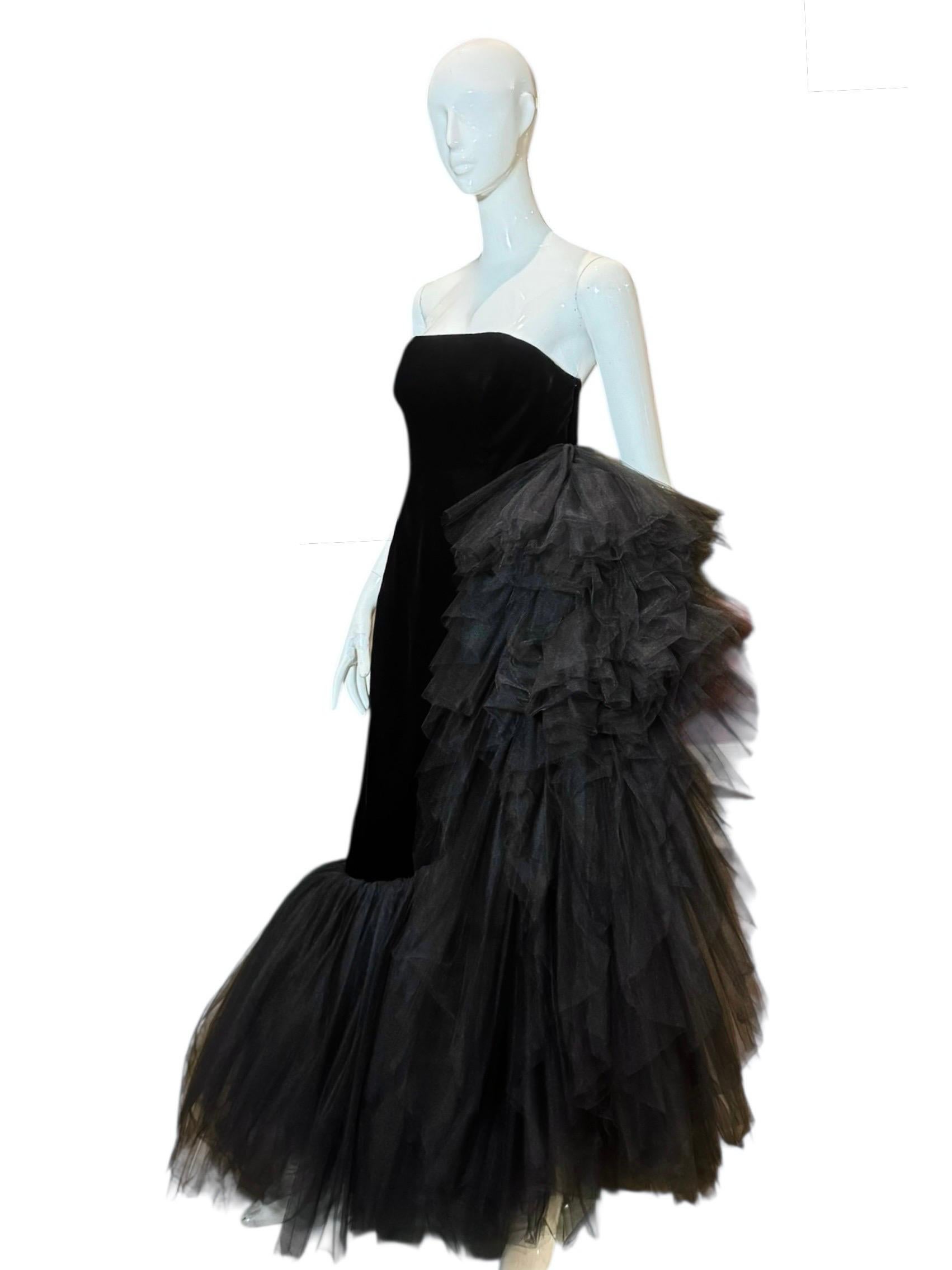 I John Johns Couture, robe de gala unique en son genre en velours noir et en tulle des années 1980 en vente 5
