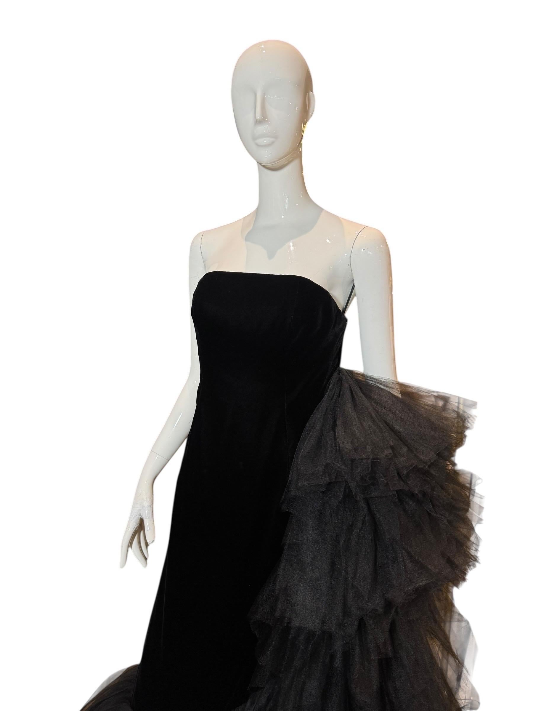 I John Johns Couture, robe de gala unique en son genre en velours noir et en tulle des années 1980 en vente 8