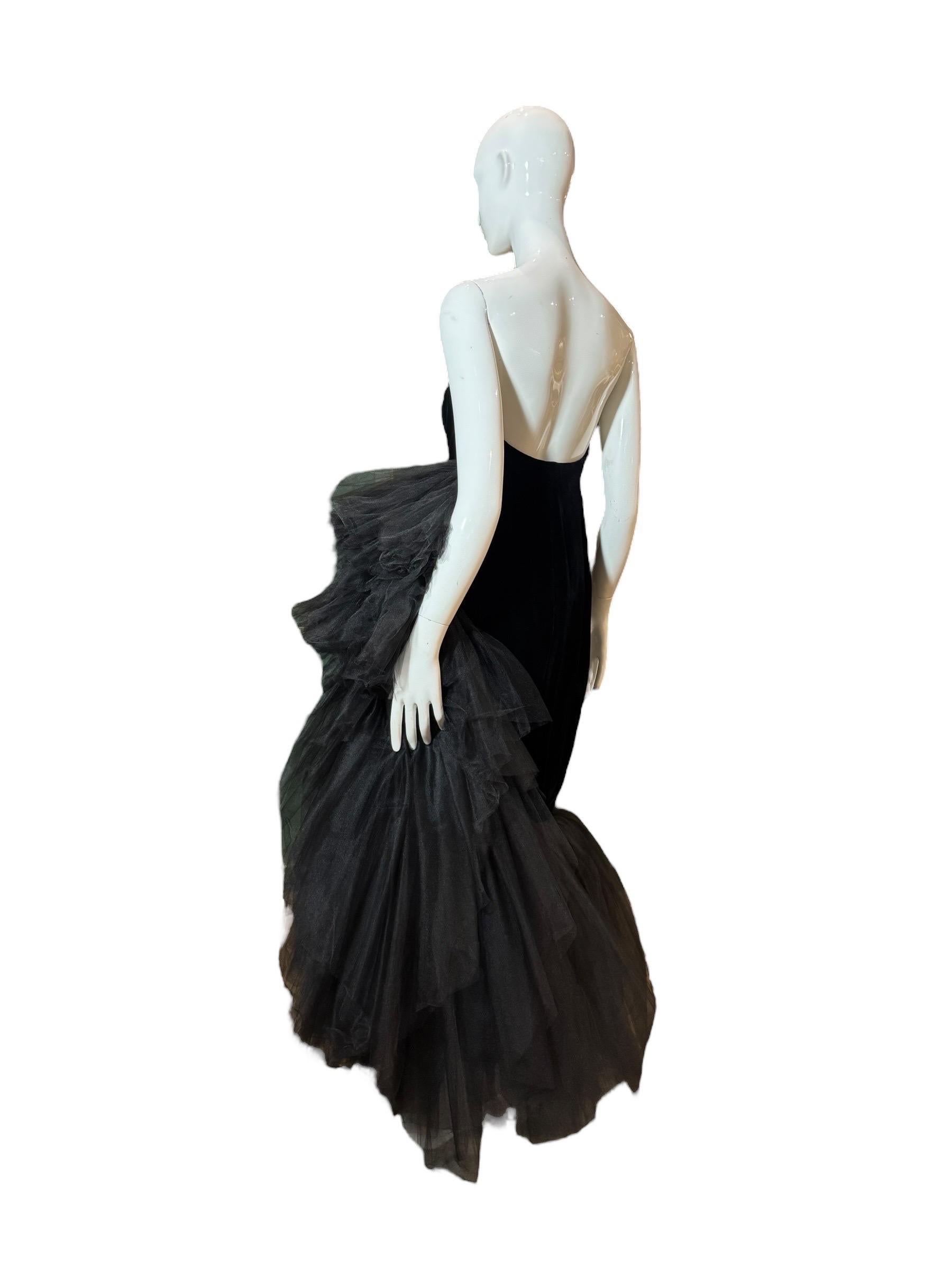 Noir I John Johns Couture, robe de gala unique en son genre en velours noir et en tulle des années 1980 en vente
