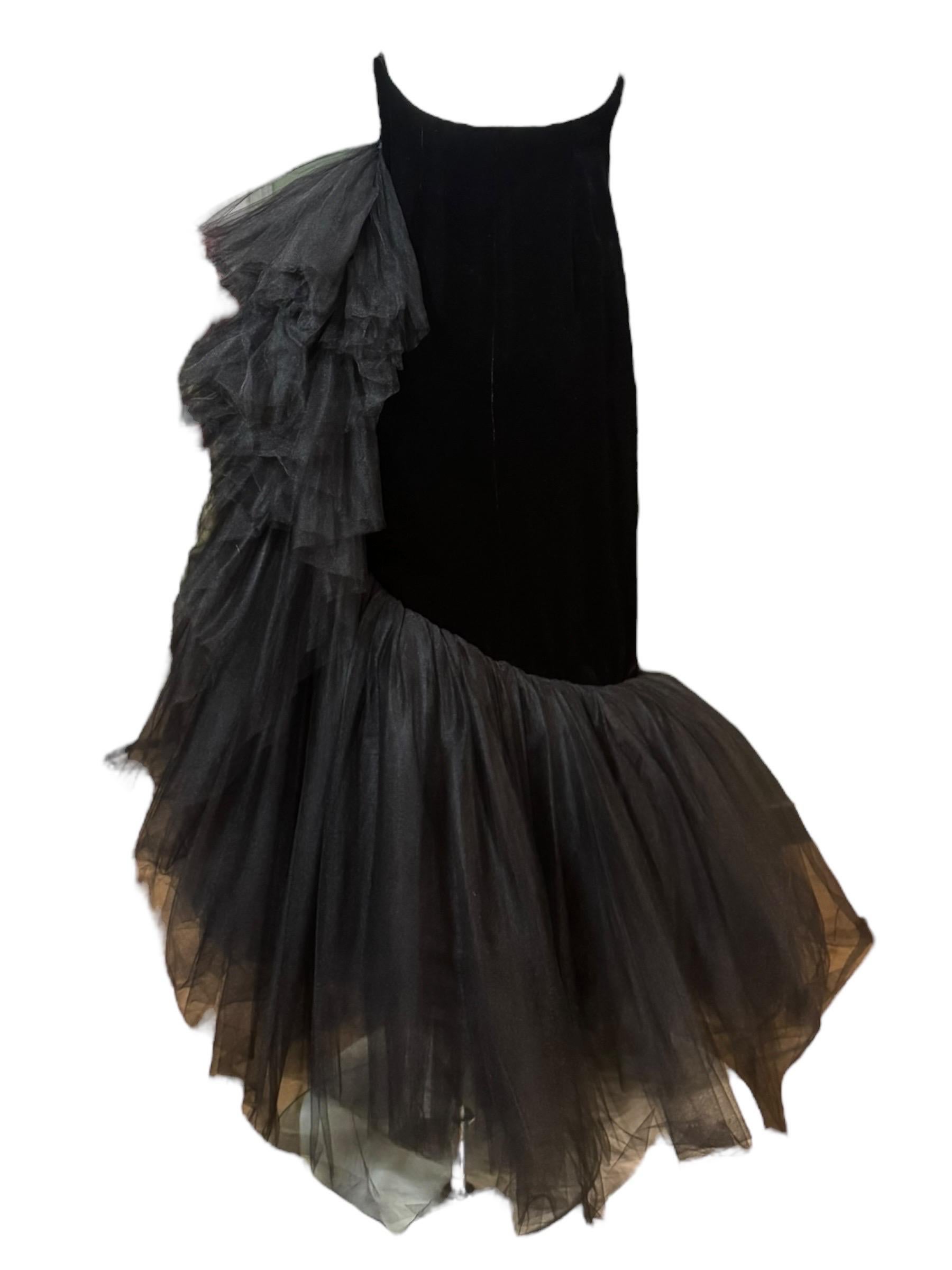 I John Johns Couture, robe de gala unique en son genre en velours noir et en tulle des années 1980 Pour femmes en vente