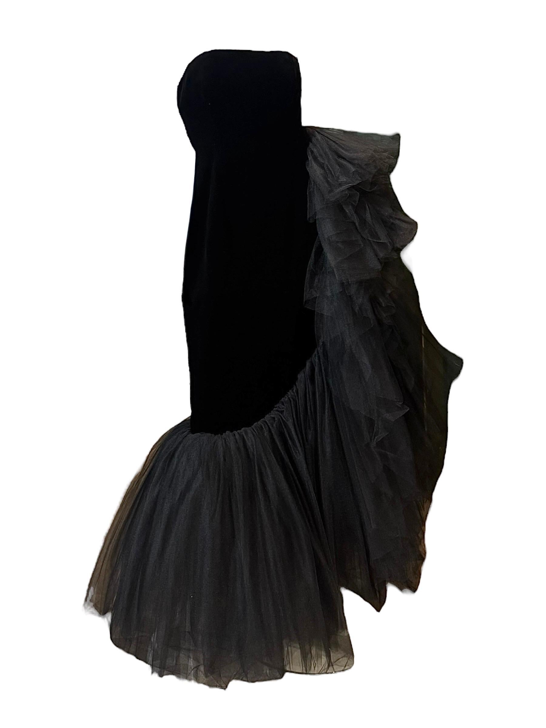 I John Johns Couture, robe de gala unique en son genre en velours noir et en tulle des années 1980 en vente 1