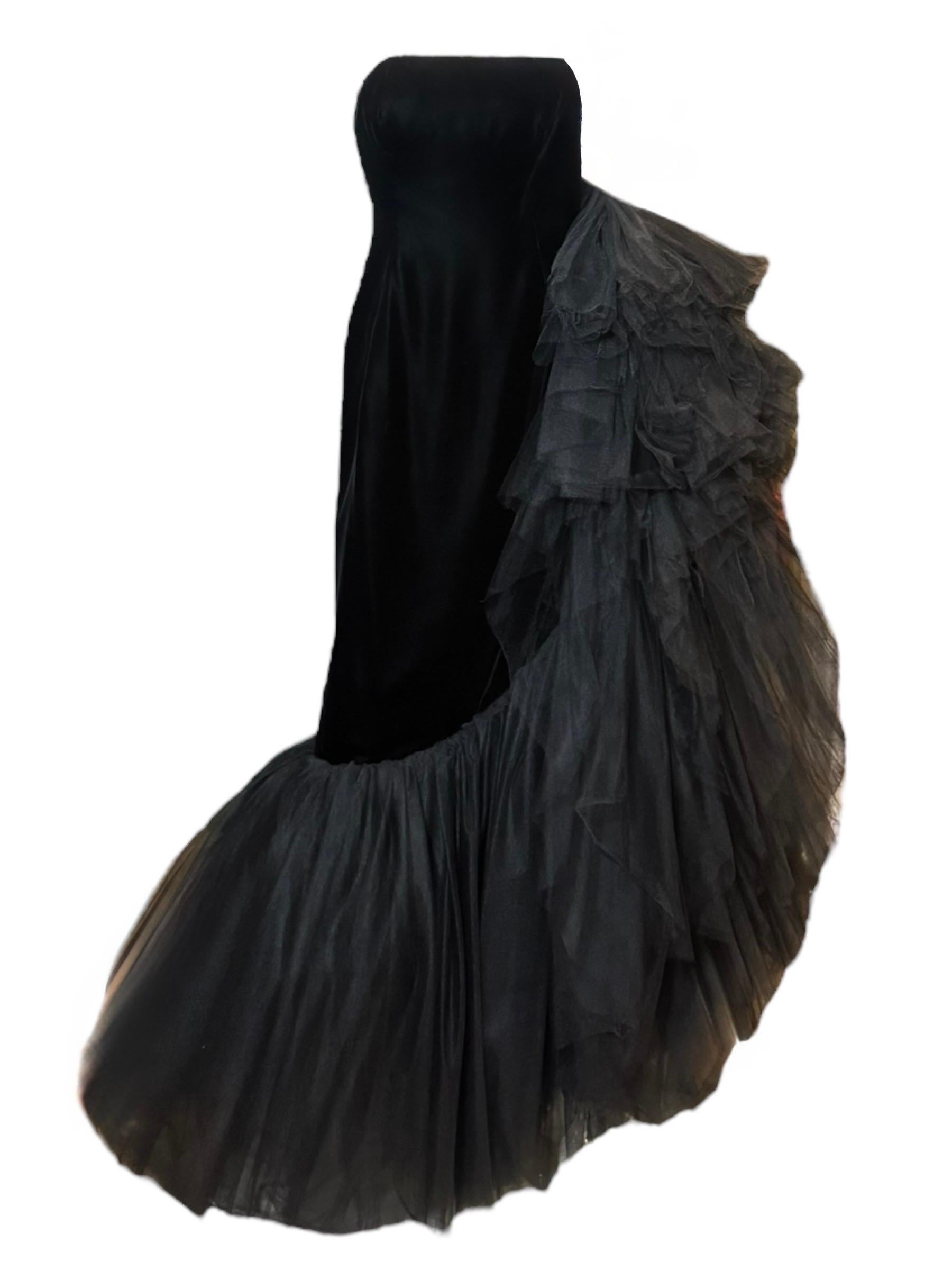 I John Johns Couture, robe de gala unique en son genre en velours noir et en tulle des années 1980 en vente 3