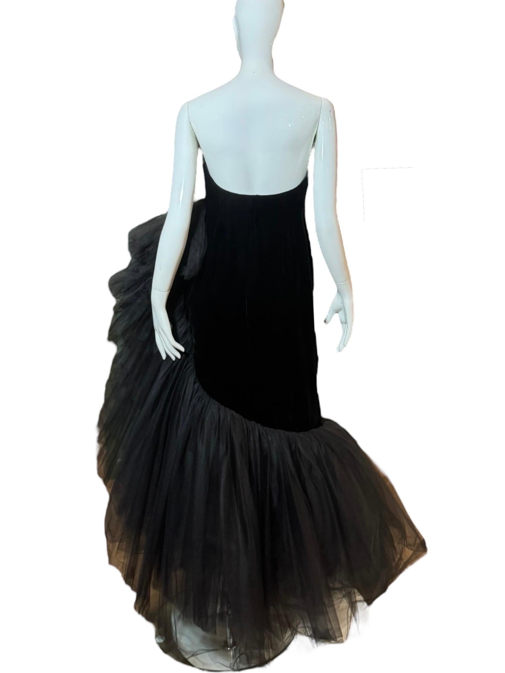 I John Johns Couture, robe de gala unique en son genre en velours noir et en tulle des années 1980 en vente 4