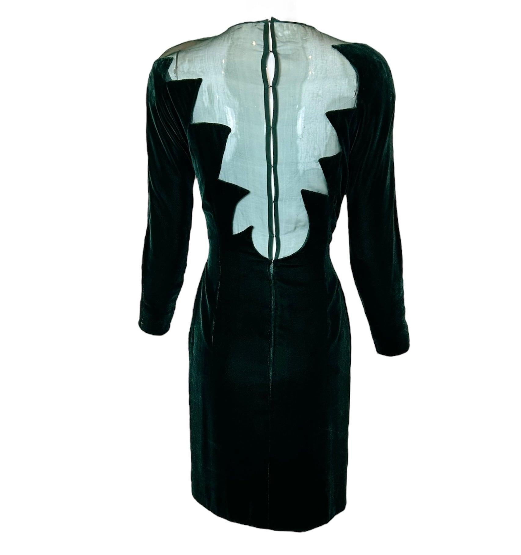 Soyez un éclair séduisant avec cette robe en velours vert émeraude de John Anthony datant de la fin des années 70. Le velours luxueux enveloppe les courbes, créant une déclaration va-va-voom qui électrise les spectateurs. Il a certainement été conçu