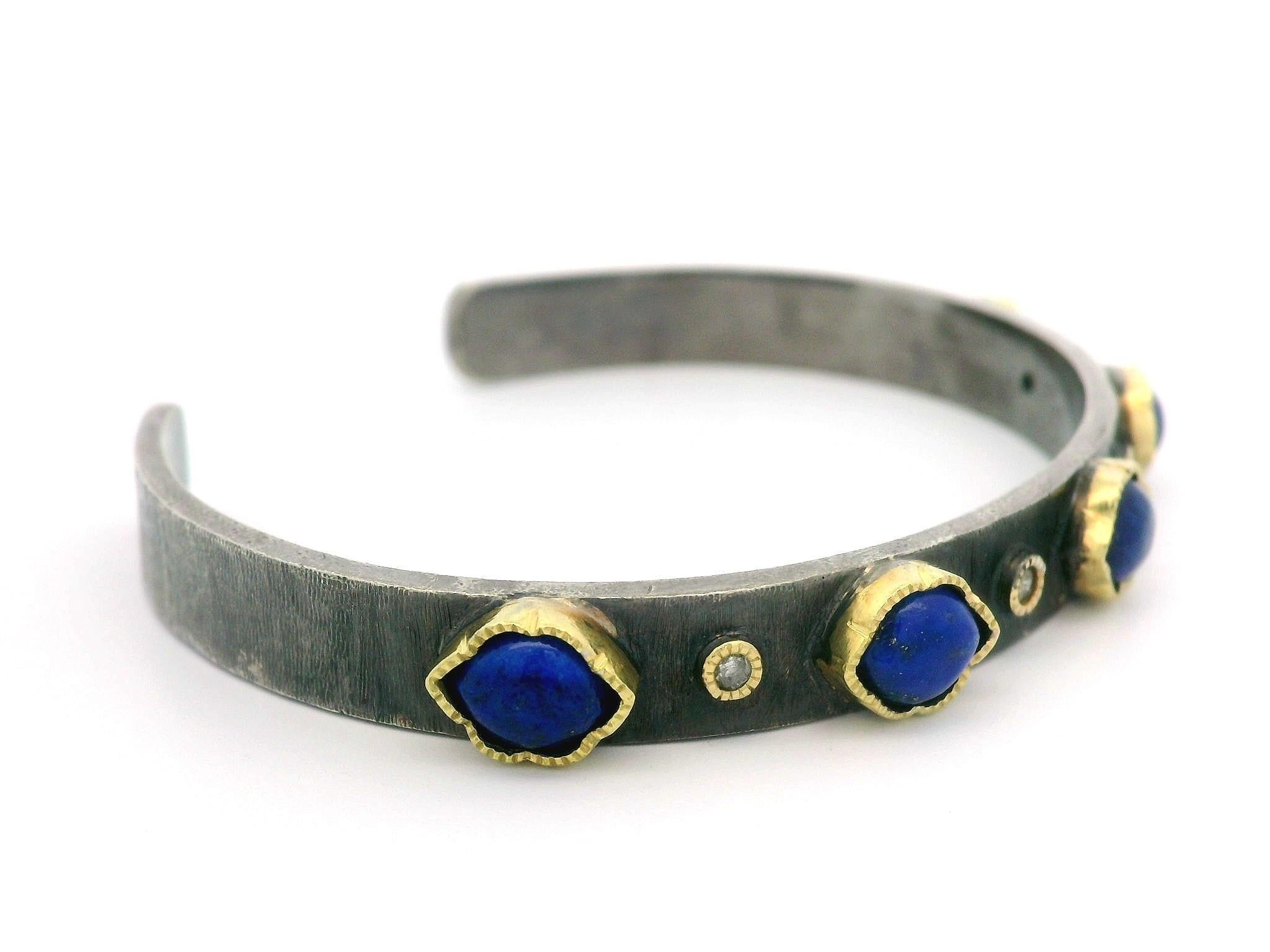 Cabochon John Apel Bracciale Arena aperto in argento e oro 18 ct. con diamanti e lapis, testurizzato in vendita