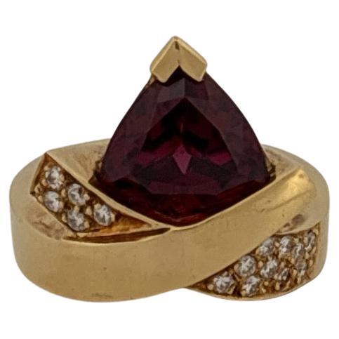 John Atencio 18K Gelbgold 3,40 Karat Trillion Granat 0,22 Karat Diamant Ring (Trillionschliff) im Angebot