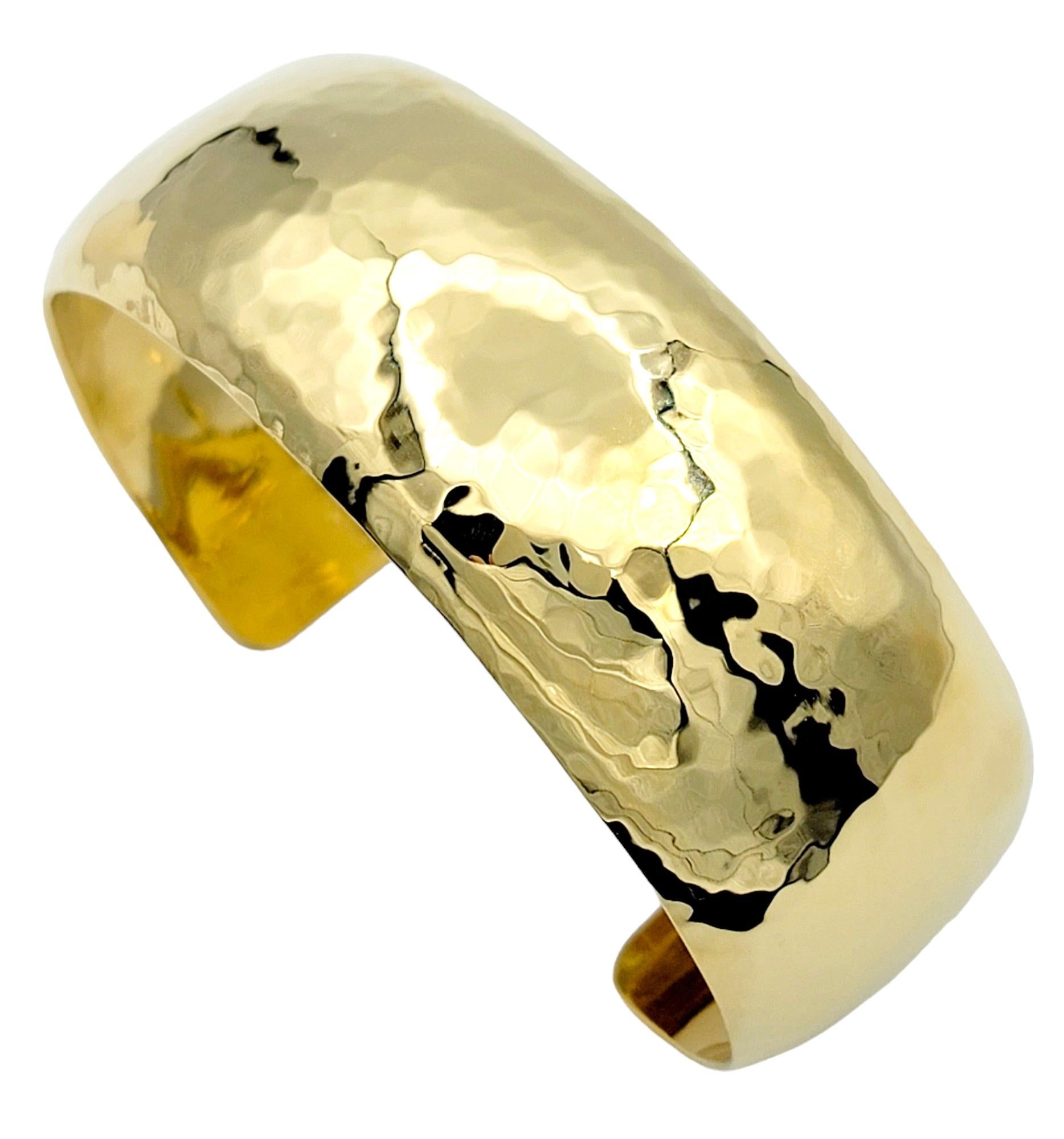 John Atencio Breites, gehämmertes Manschettenarmband aus 18 Karat Gelbgold mit gehämmerter Oberfläche (Zeitgenössisch)