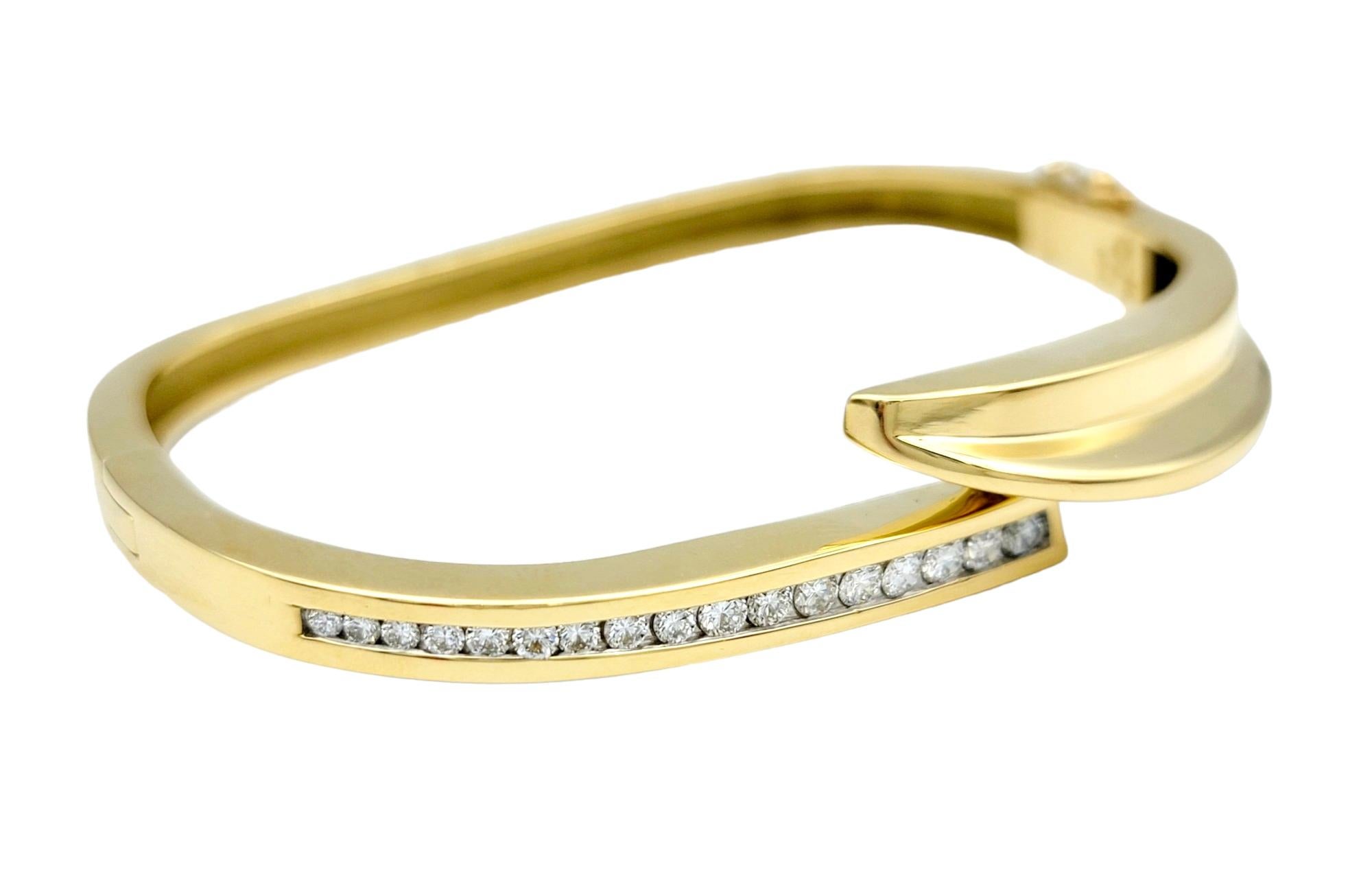 Taille ronde John Atencio Bracelet jonc carré serti de diamants en or jaune 18 carats en vente