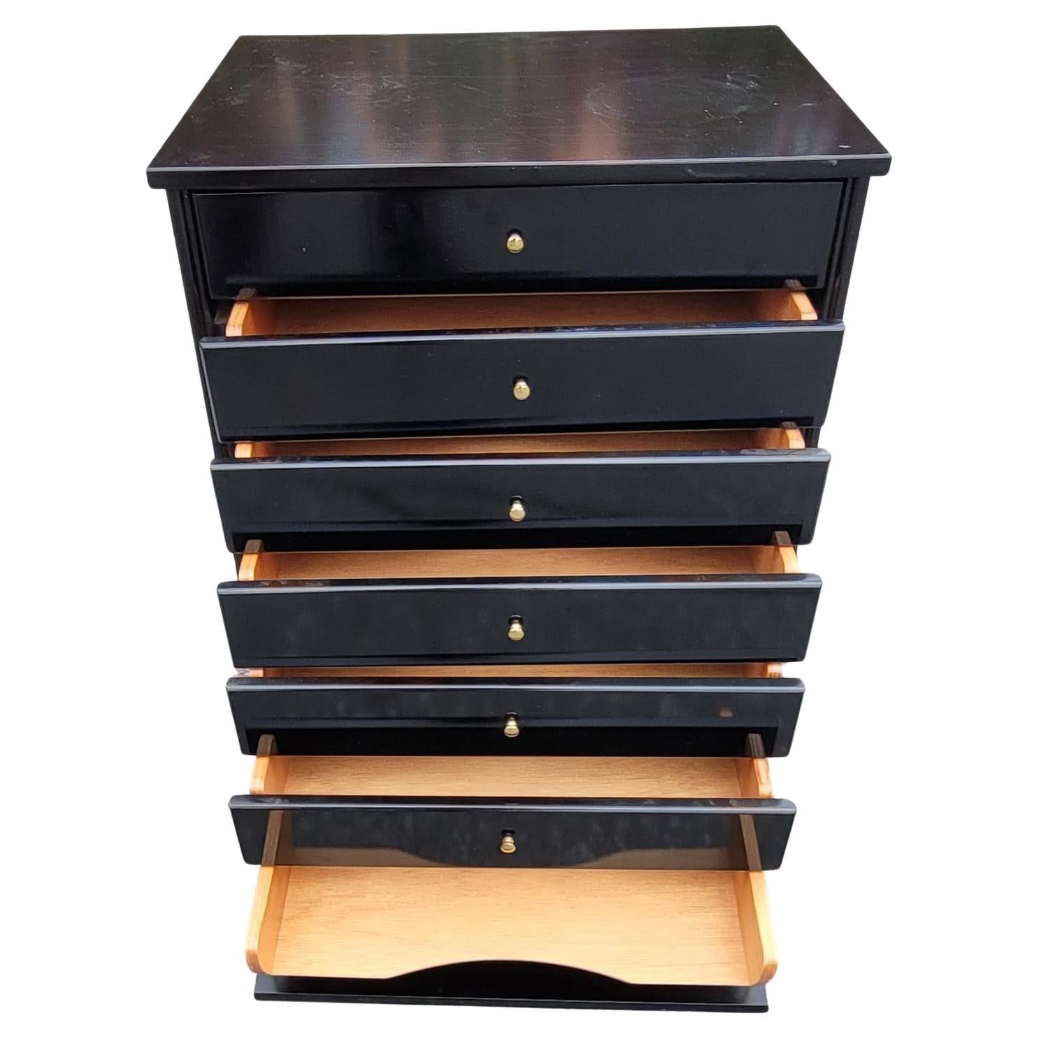 Un meuble à 7 tiroirs en bois ébénisé de John Austin pour les imprimés ou les partitions de musique en excellent état.
Mesure 20,1 pouces de largeur, 15,75 pouces de profondeur et mesure 27 pouces de hauteur.