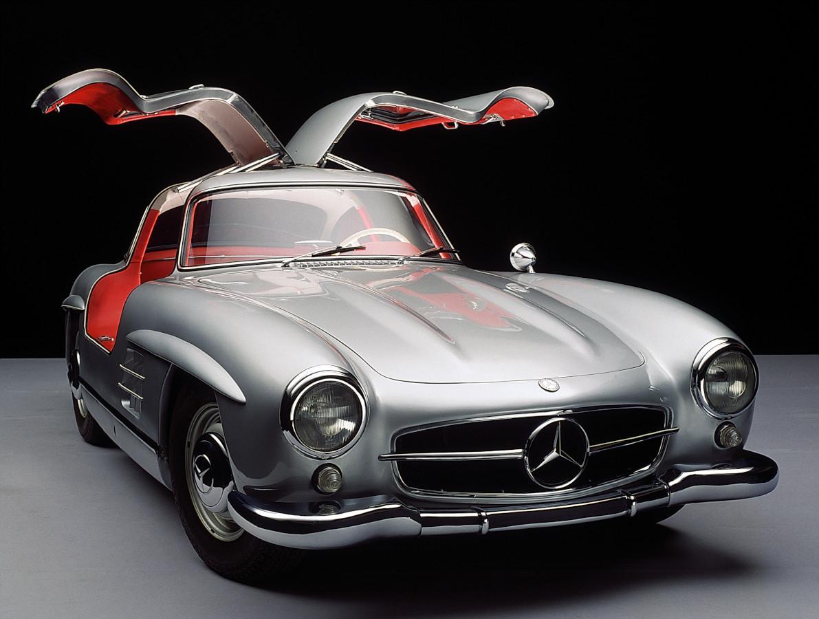 „GULLWING MERCEDES 300 SL COUPE“.  MALEREI DES ALUMINIUM-FLÜGELTÜRERS VON RALPH LAUREN – Painting von John Austin Hanna