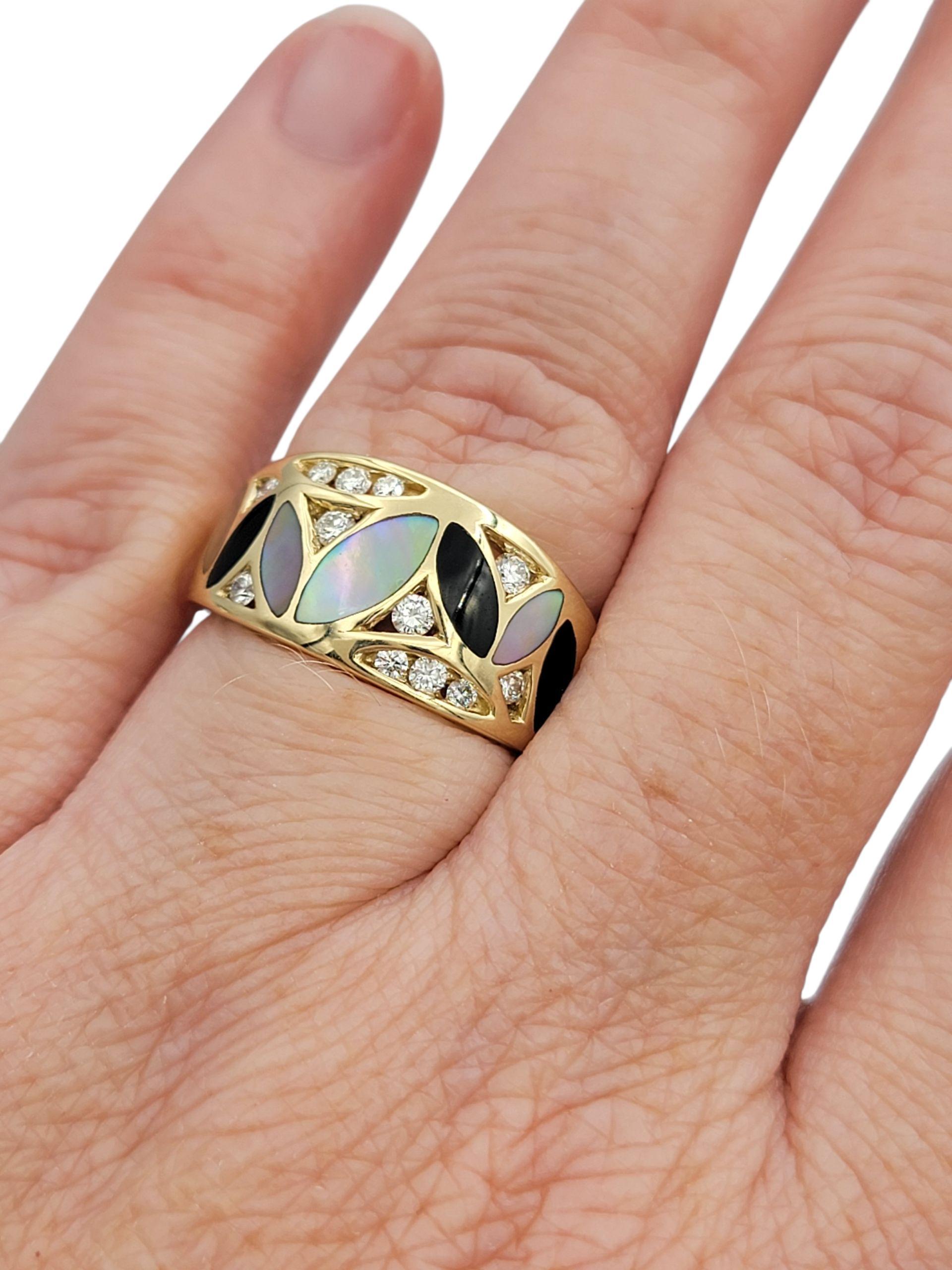 Anello a fascia con diamanti, onice e madreperla di John Bagley in oro giallo 14 carati in vendita 2