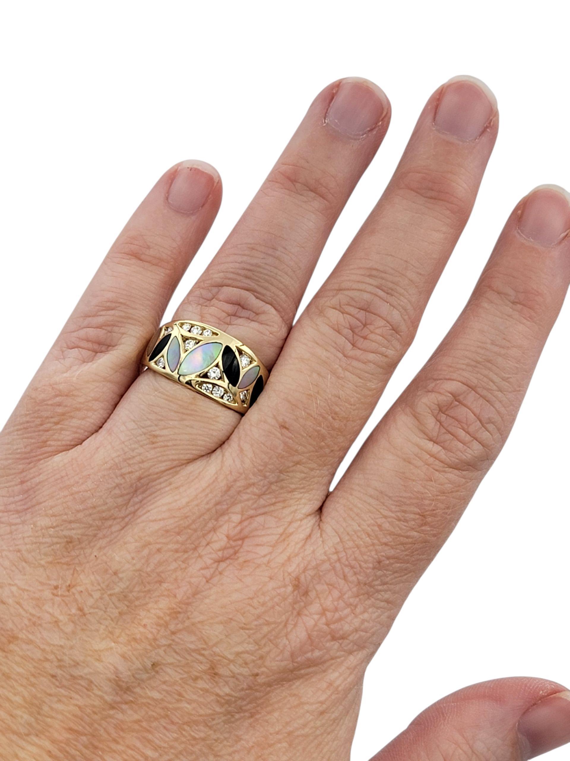 Anello a fascia con diamanti, onice e madreperla di John Bagley in oro giallo 14 carati in vendita 3