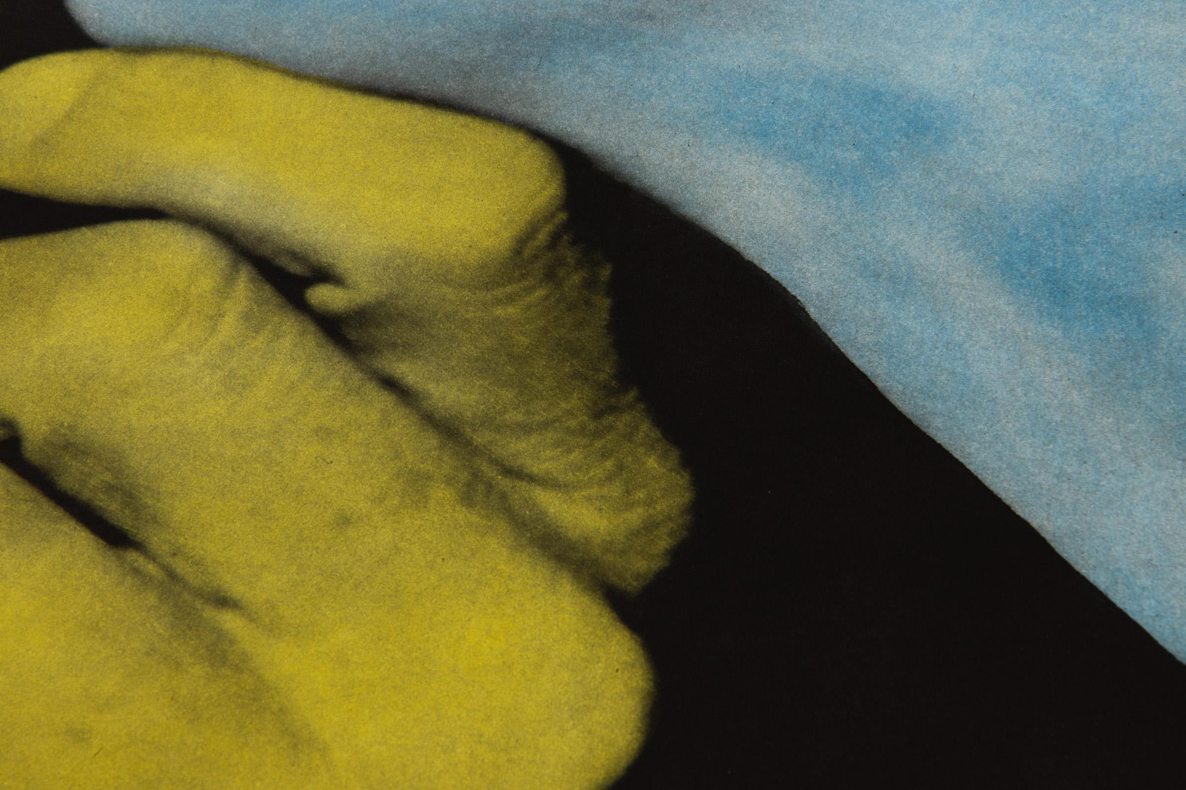 John Baldessari, Hand und Chin (mit verschlungenen Händen) – signierter Druck im Angebot 2