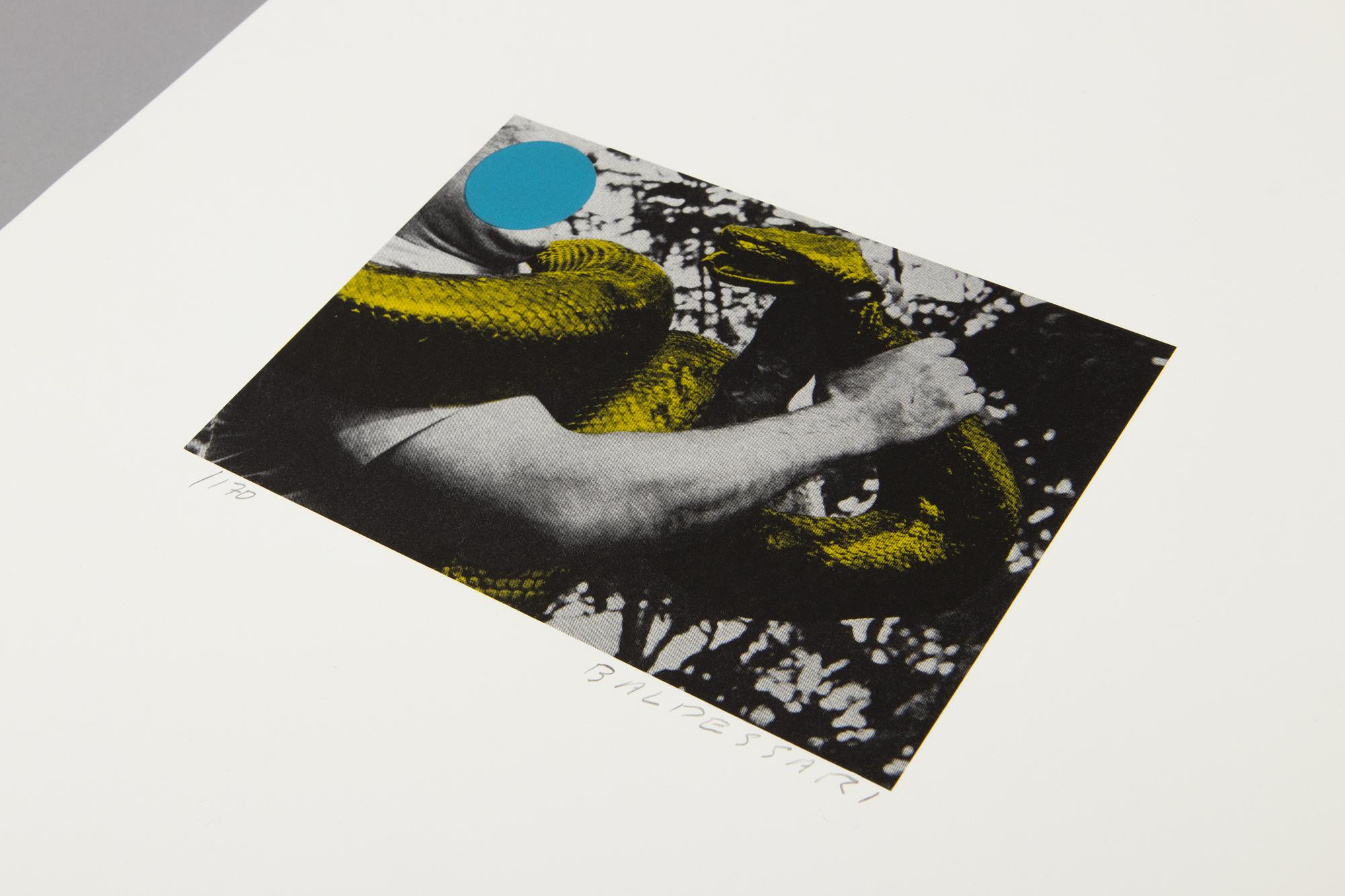 John Baldessari – Mann mit Schlange, Pop-Art, Konzeptuelle Kunst, signierter Druck im Angebot 1