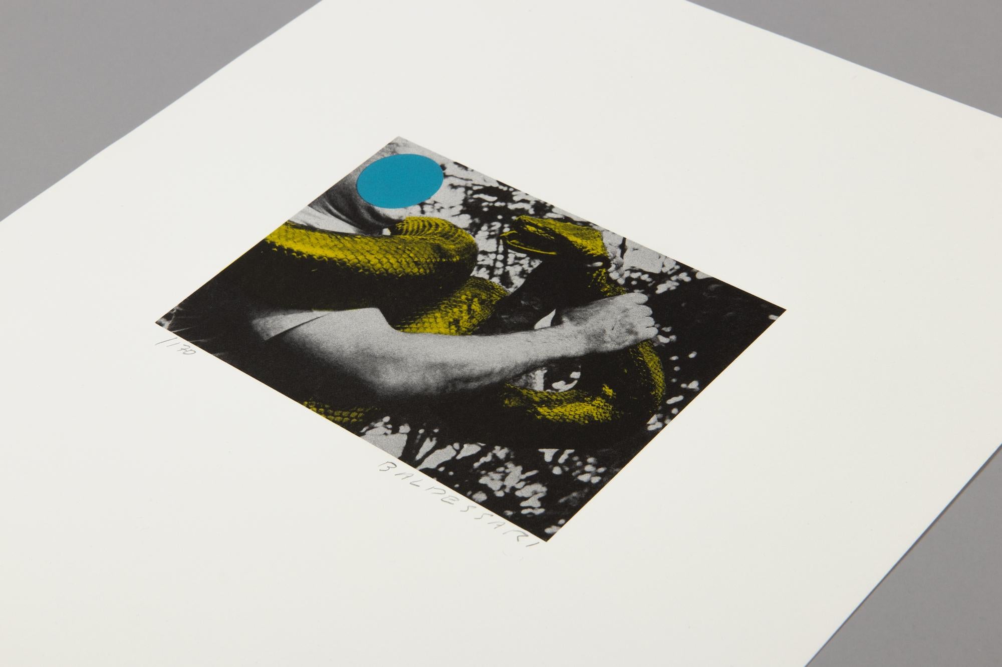 John Baldessari – Mann mit Schlange, Pop-Art, Konzeptuelle Kunst, signierter Druck im Angebot 2
