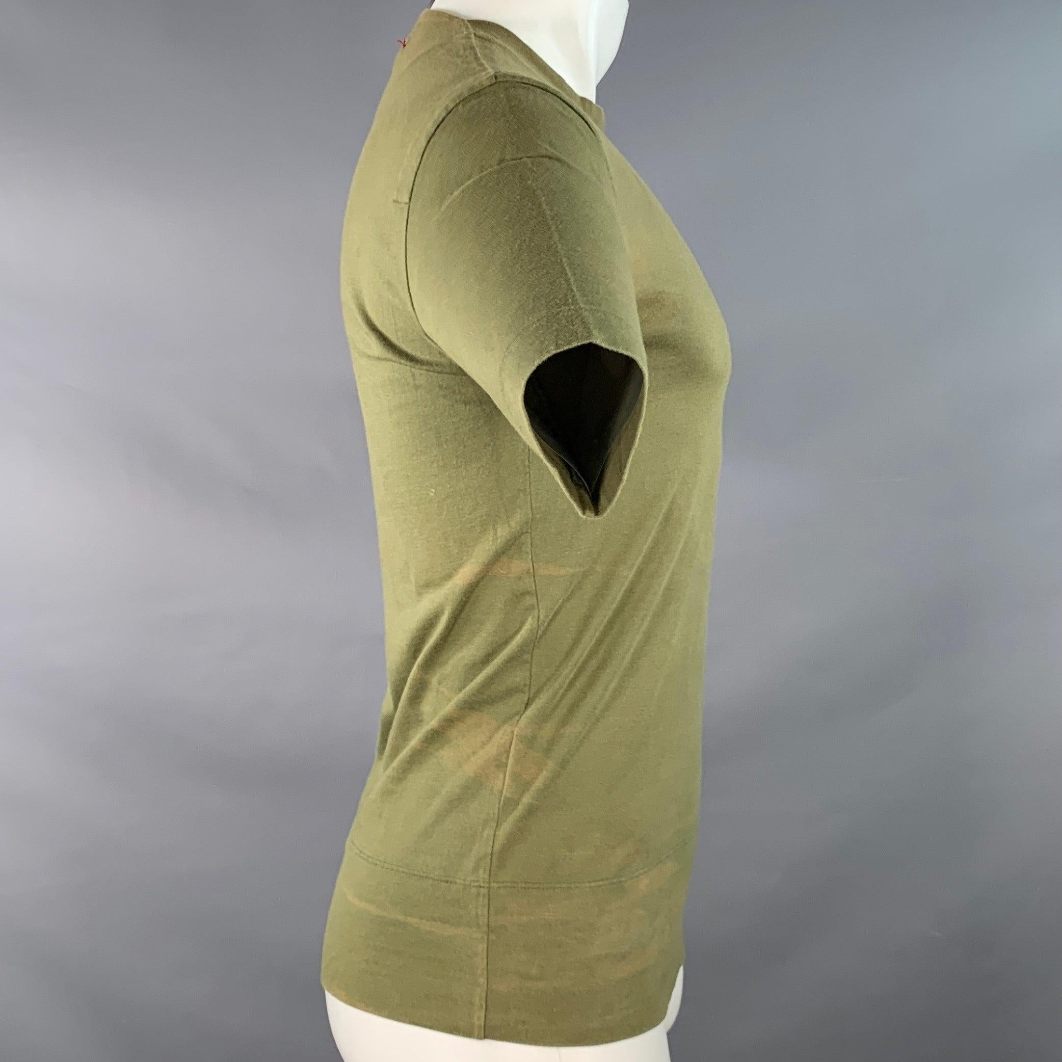 JOHN BARTLETT-T-Shirt
aus dickem olivgrünem Baumwolljersey mit kurzen Ärmeln, überschnittenen Schultern für volle Bewegungsfreiheit und Rundhalsausschnitt. Hergestellt in Italien, guter gebrauchter Zustand. Mäßige Gebrauchsspuren, bitte Fotos