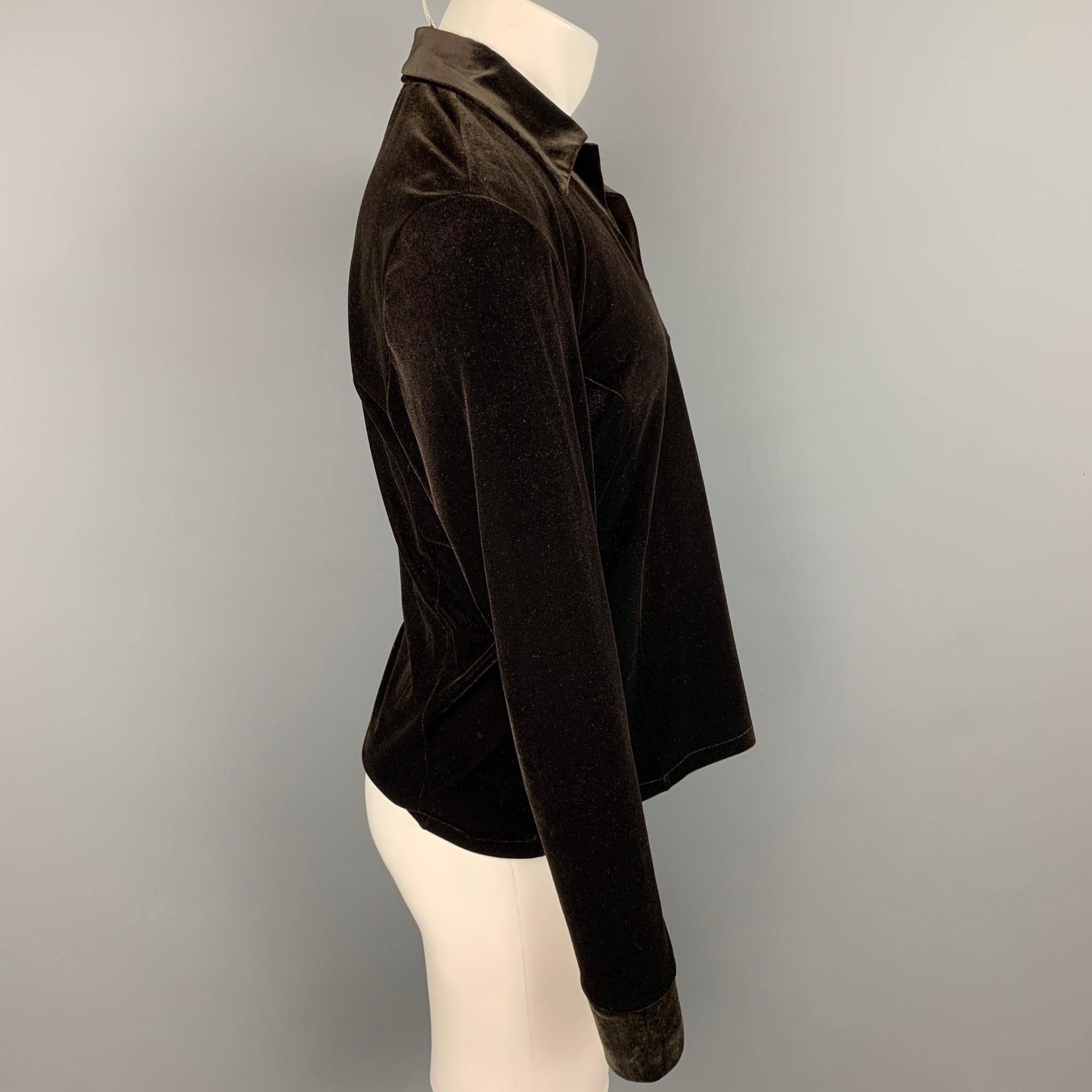 JOHN BARTLETT pullover comes in a brown velvet featuring a v-neck and a spread collar. Made in USA.

Good Pre-Owned Condition.
Marked: 2

Measurements:

Shoulder: 19.5 in.
Chest: 41 in.
Sleeve: 27.5 in.
Length: 25 in. 