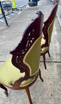 Pareja de sillas pantuflas victorianas de palisandro laminado estilo John Belter