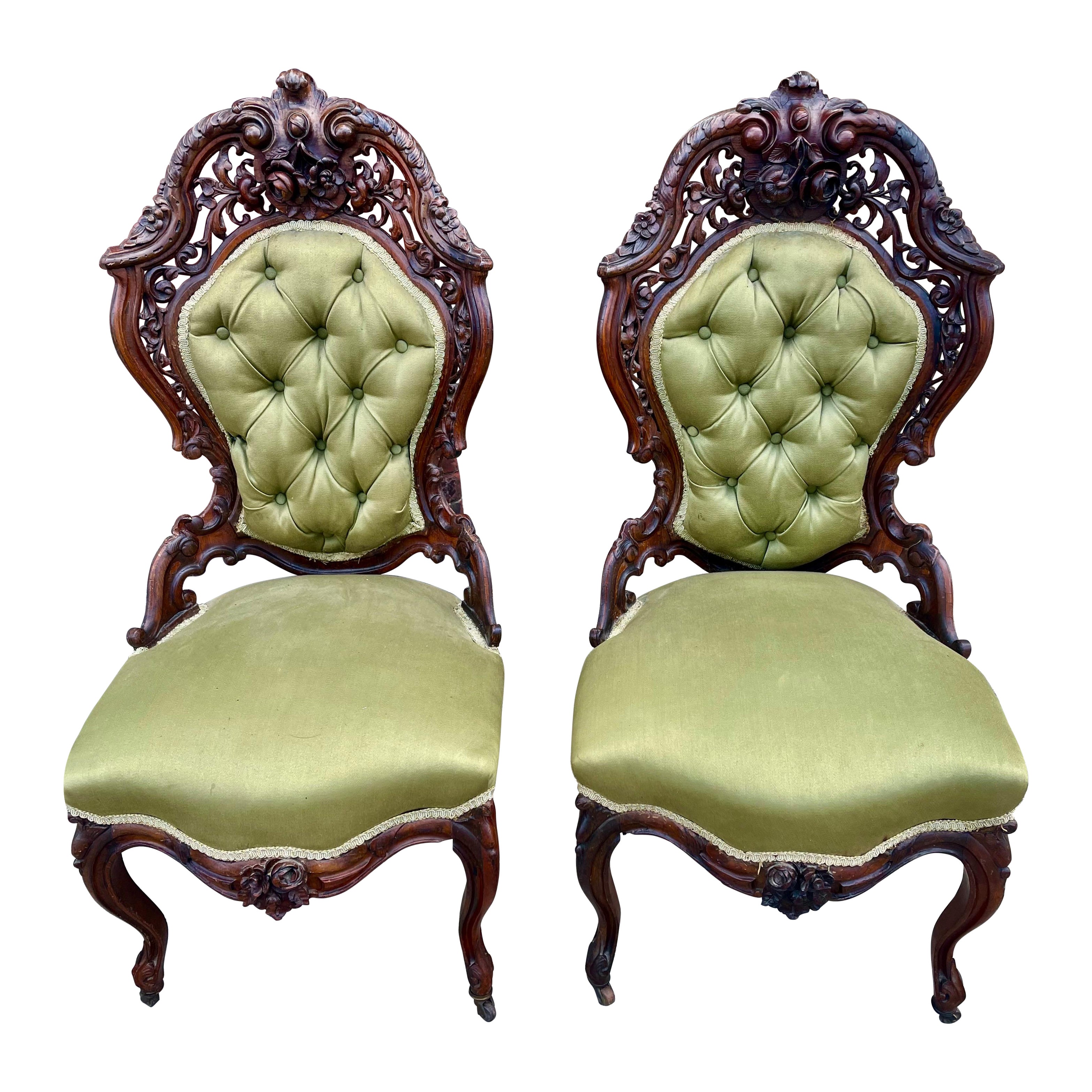 Paire de chaises à pantoufles victoriennes en bois de rose lamellé en haut-relief de style I Johns en vente