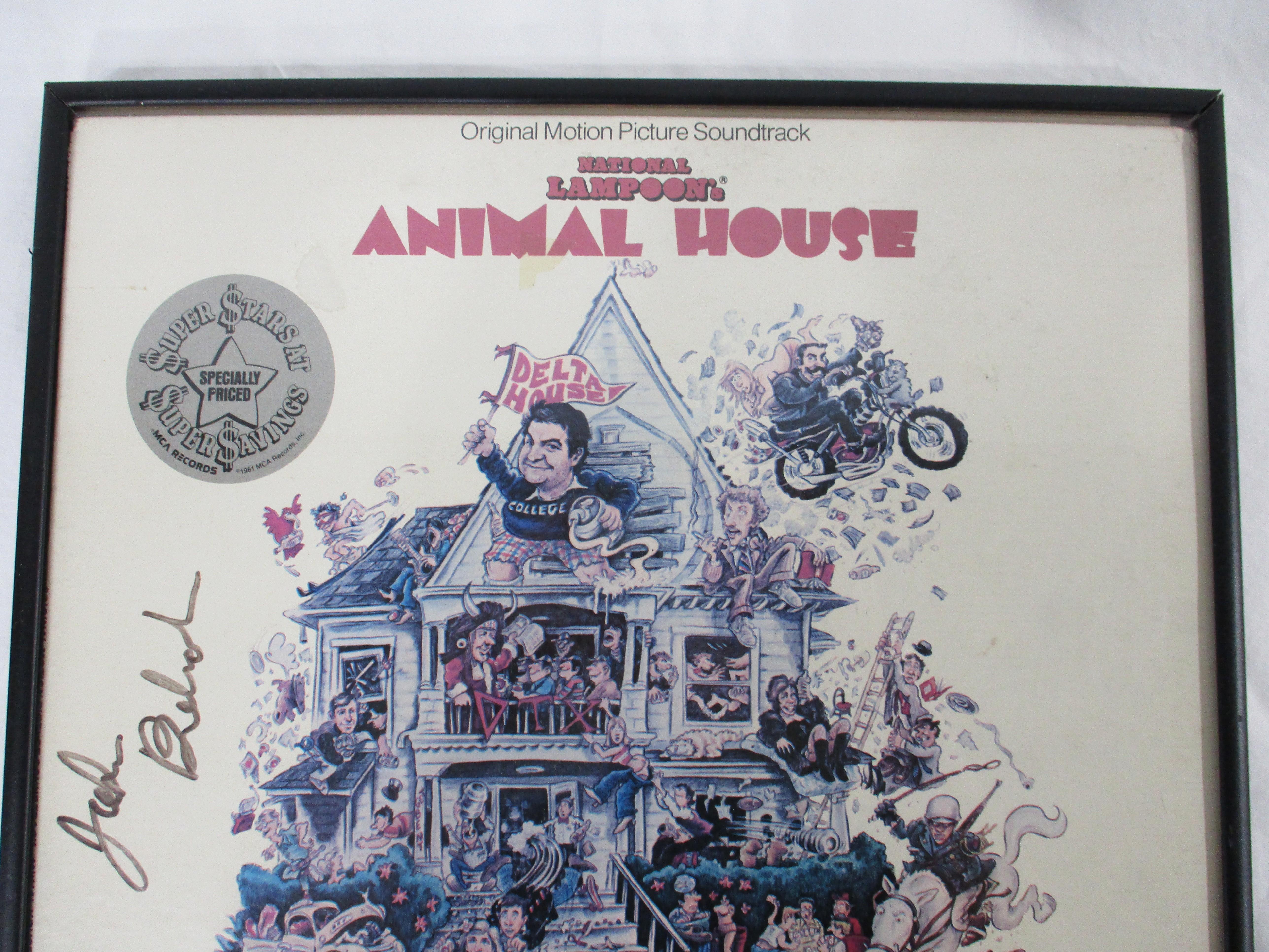 Une copie de la bande originale du film National Lampoon's Animal House de 1978, signée au marqueur noir par la star John Belushi sur la première de couverture. Représentation des stars et de la maison de la fraternité qui a figuré dans le film