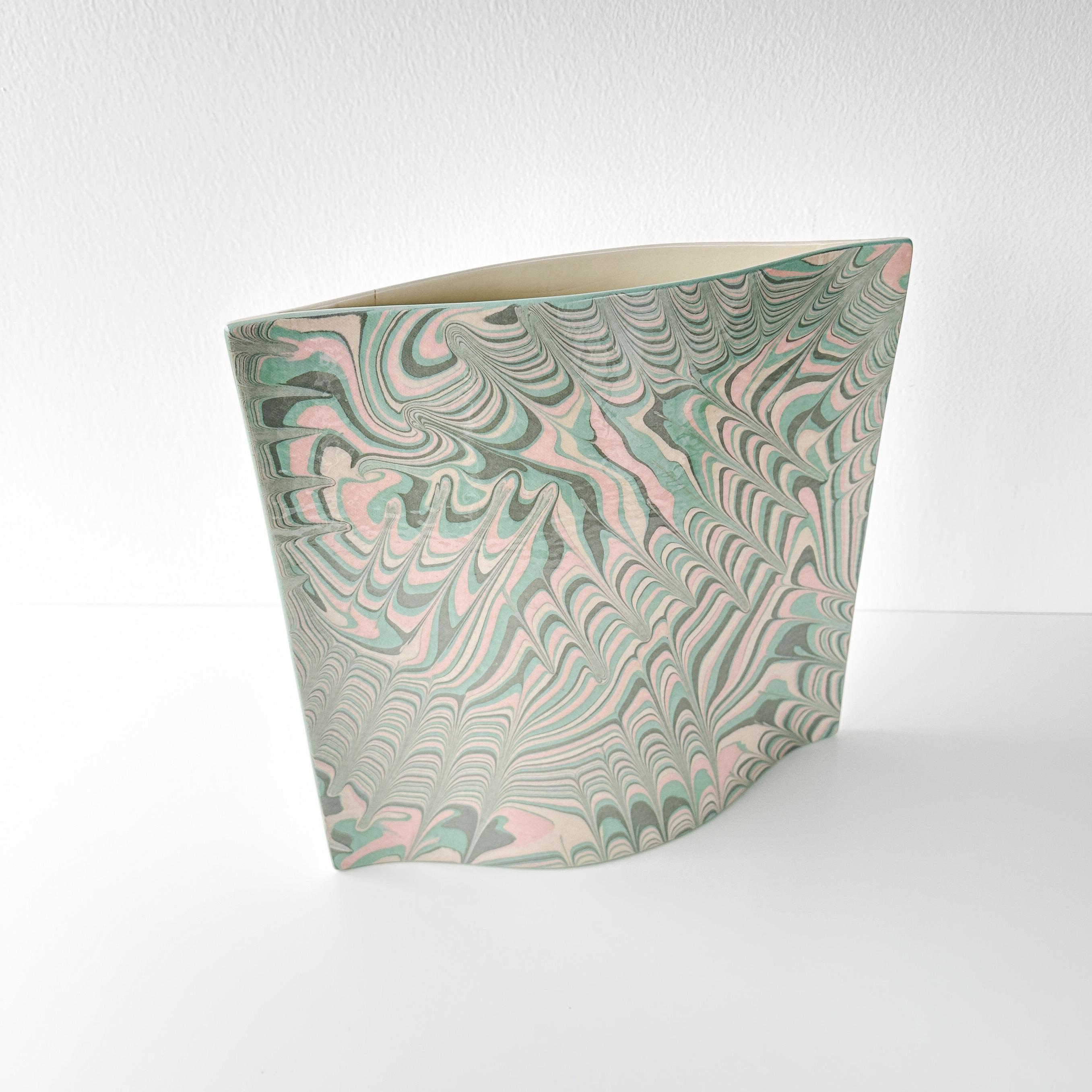 Vase postmoderne à glaçure marbrée John Bergen en vente 2