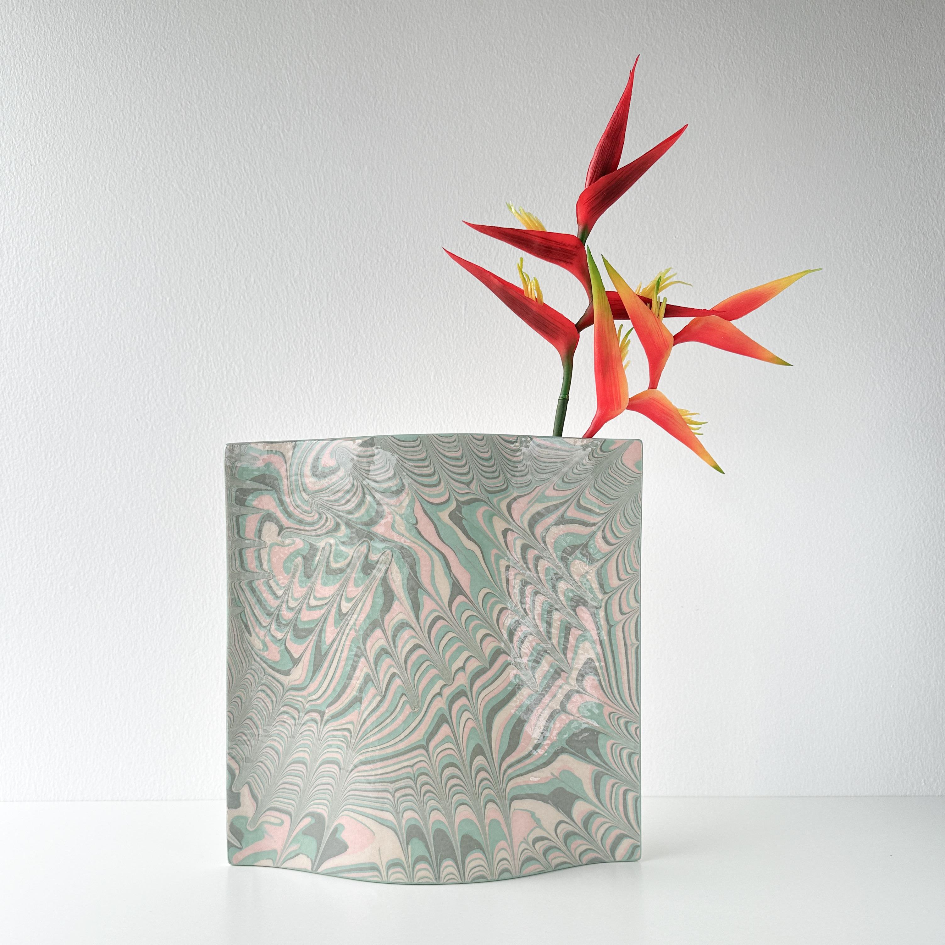 1987 Vase enveloppe en céramique des studios John Bergen. Glacé dans un vert sarcelle et un marbre rose. Le vase est signé et daté sur le dessous 