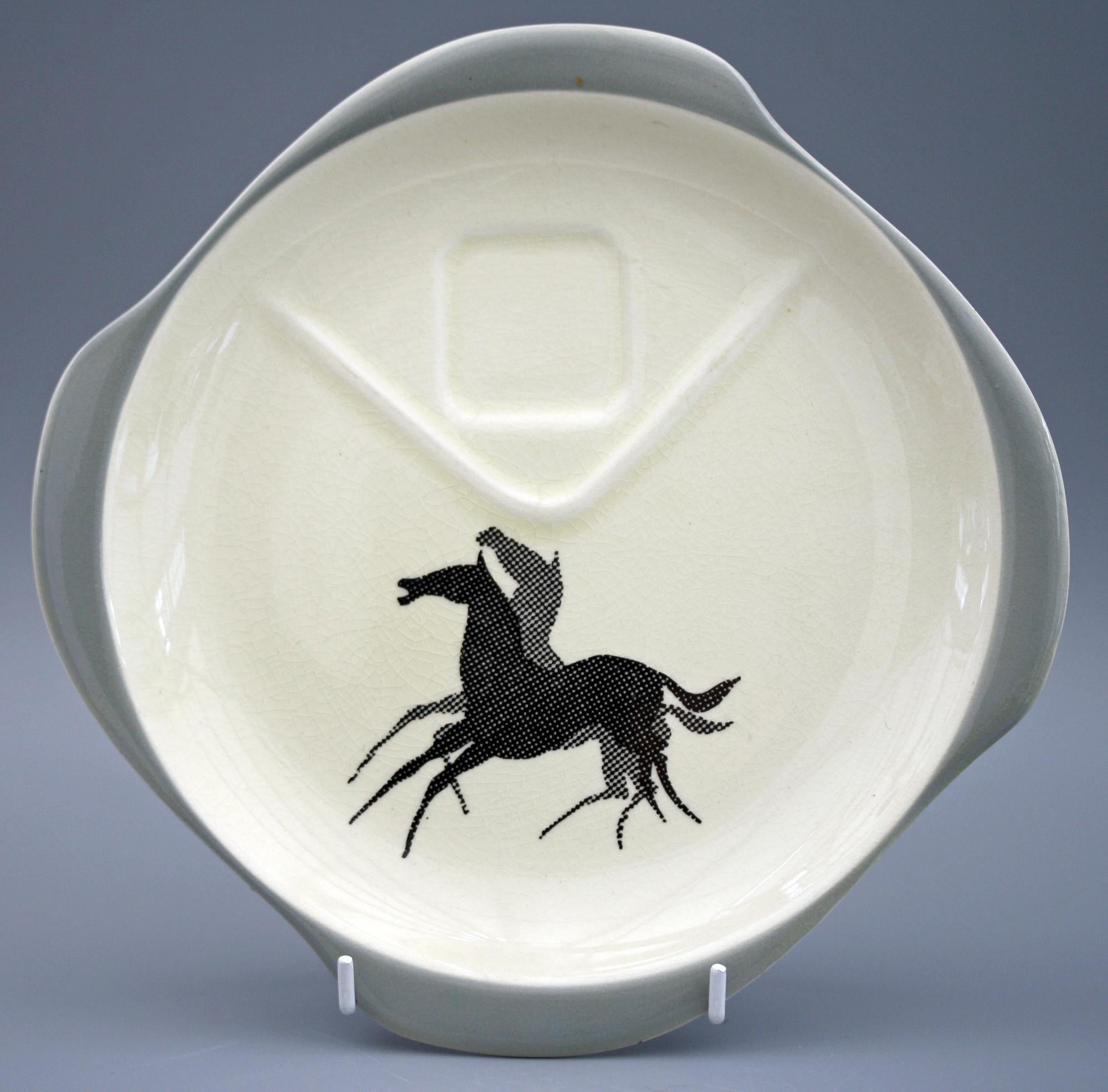 Un élégant et emblématique set de tennis en poterie John Beswick du milieu du siècle dernier, décoré du motif du cheval cabré, datant d'environ 1960. L'ensemble comprend une assiette-soucoupe surdimensionnée avec une cavité carrée pour accueillir la