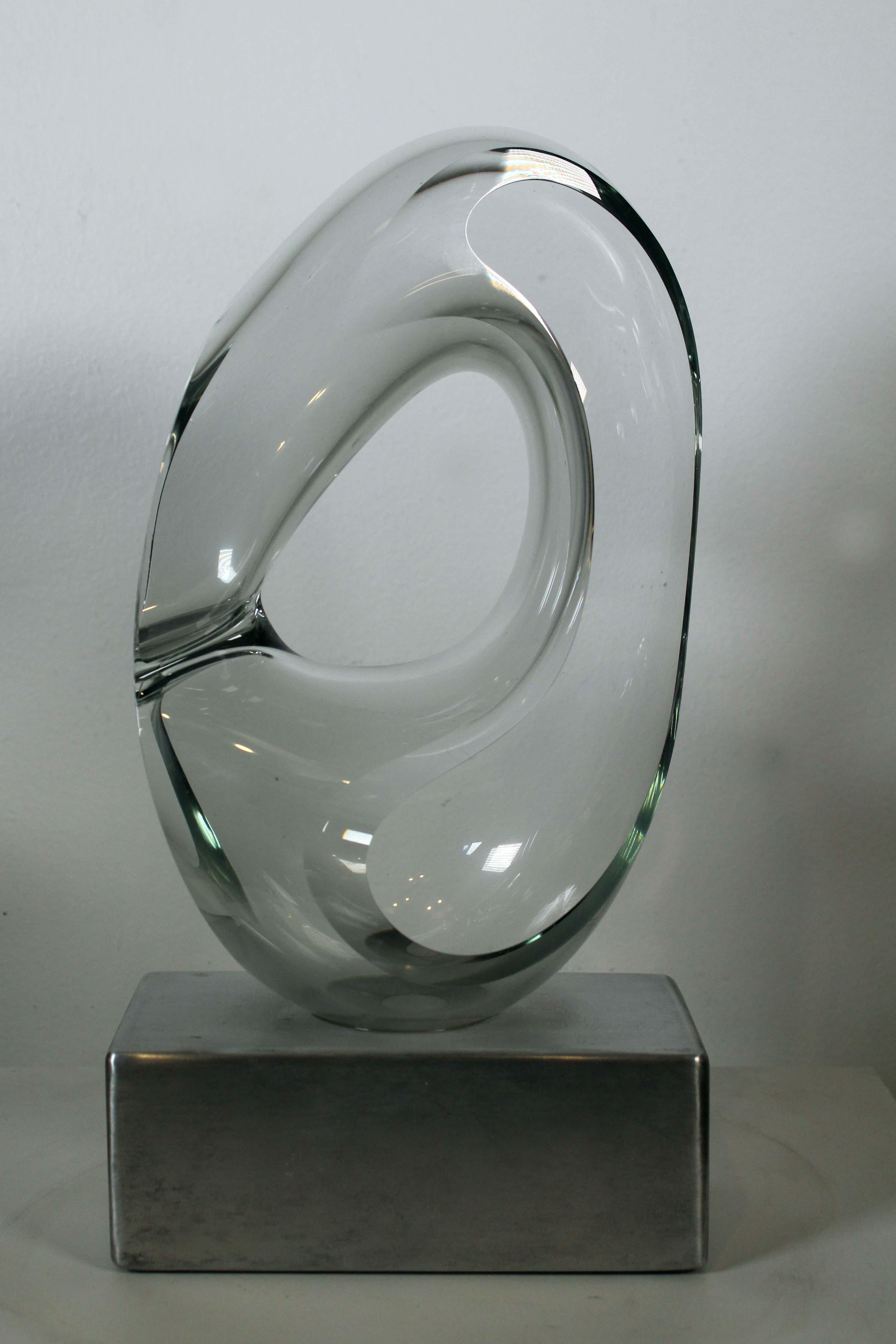 A fantastic contemporary biomorphic abstract hand blown studio glass sculpture by Santa Fe based artist John Bingham. Signed on the aluminum metal base with a 1980 date. The sculpture makes a statement in a contemporary space. Dimensions: 6.5