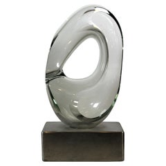 John Bingham, Biomorphe abstrakte Glasskulptur mit Metallsockel, signiert 1980