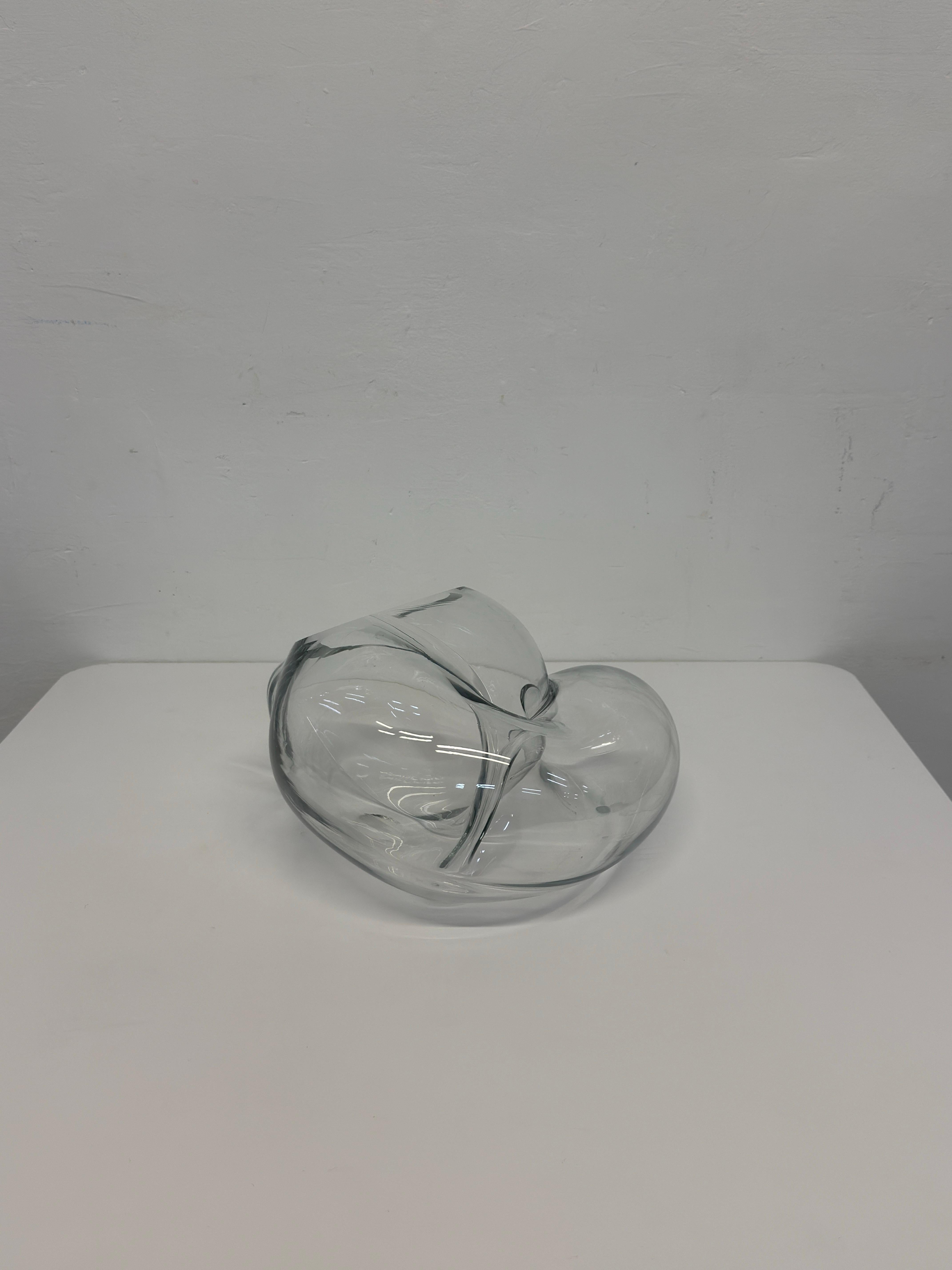 Moderno Scultura in vetro soffiato amorfo fatta a mano di John Bingham in vendita