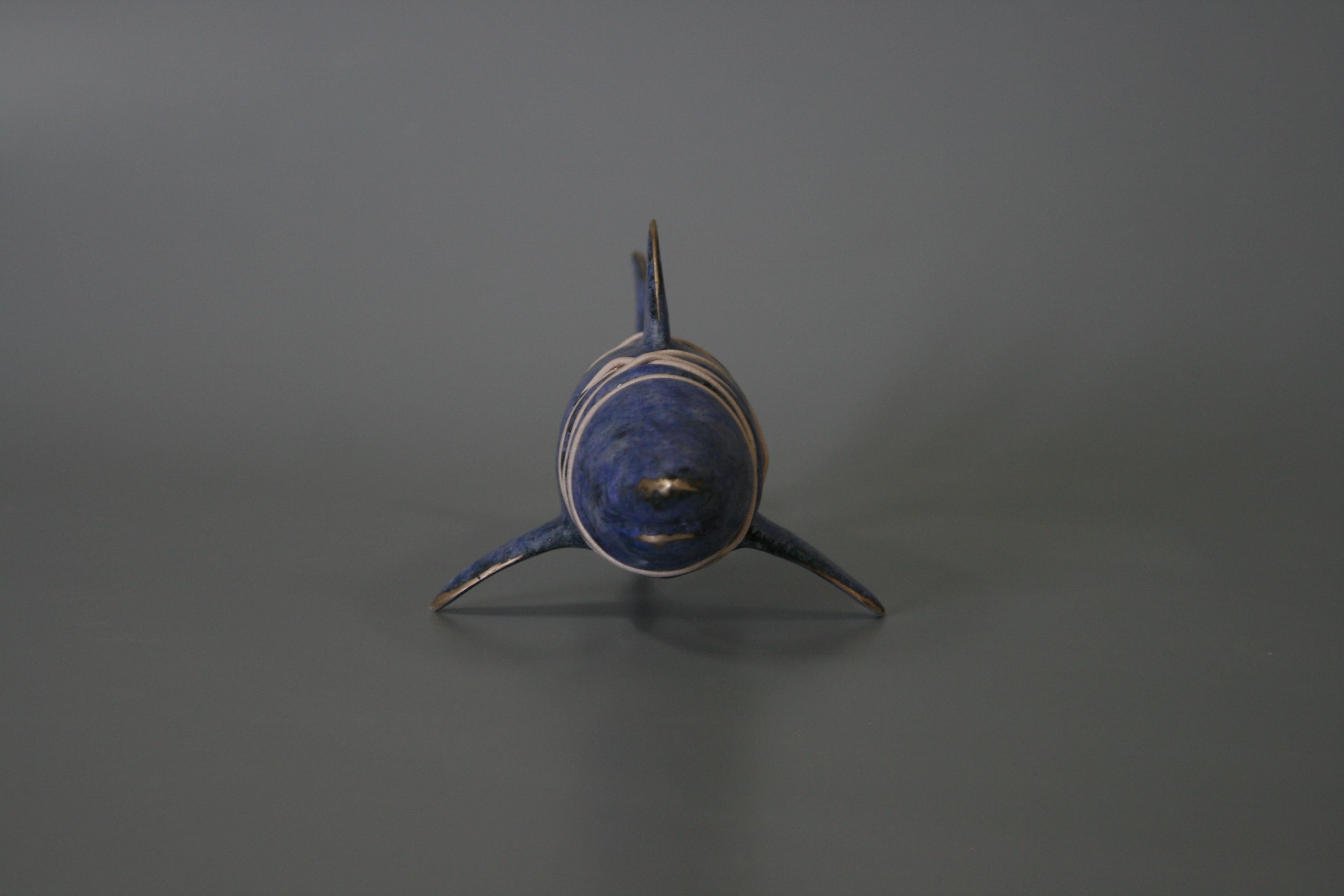 Requin violet - Sculpture en bronze, sculpture figurative - Or Figurative Sculpture par John Bizas