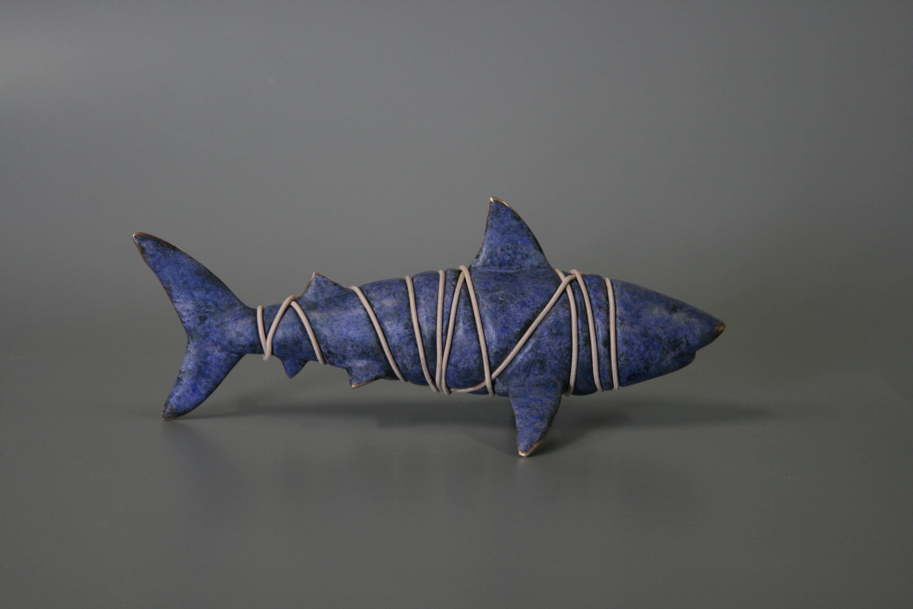 Requin violet - Sculpture en bronze, sculpture figurative en vente 1