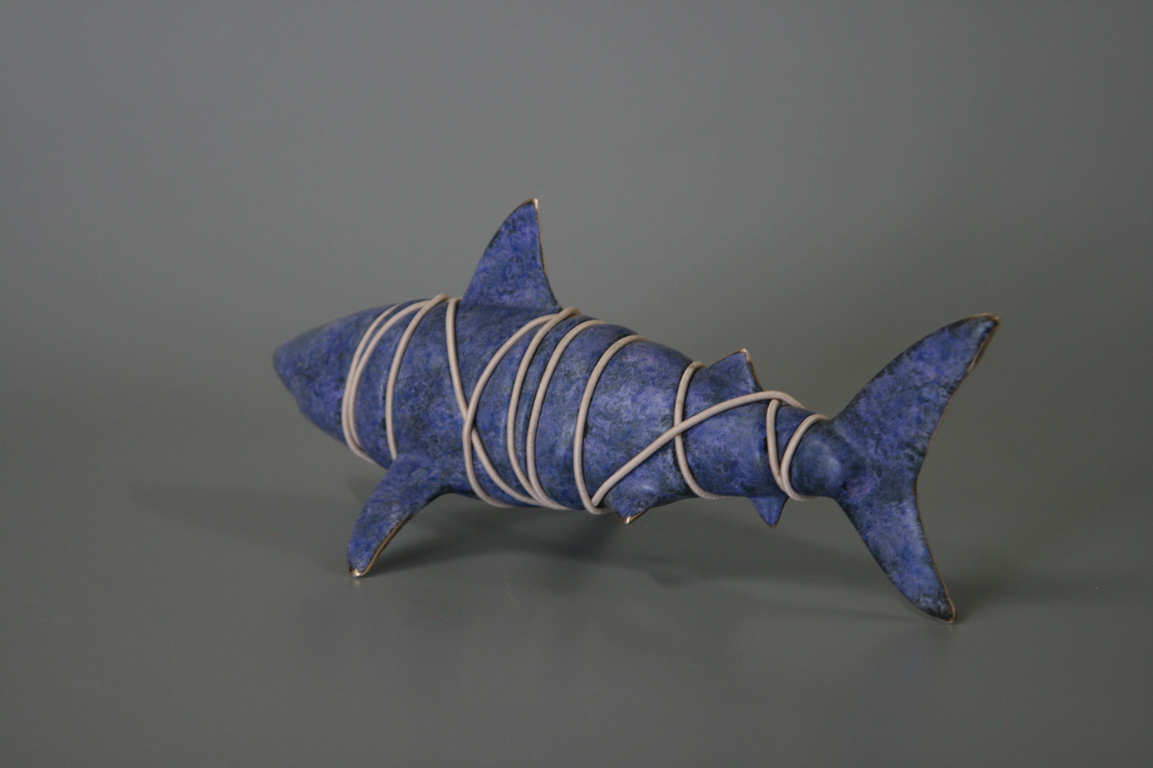 Requin violet - Sculpture en bronze, sculpture figurative en vente 2