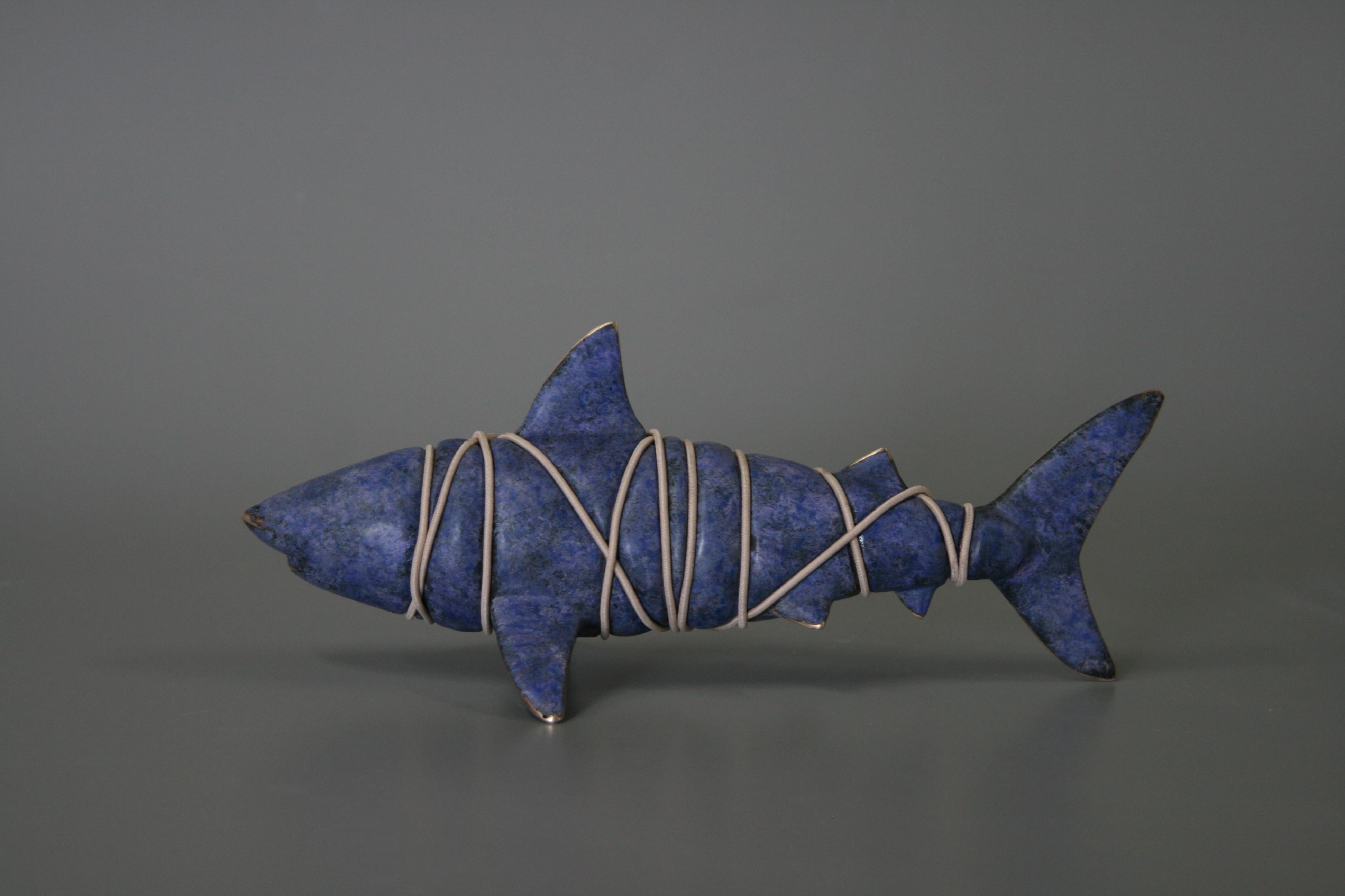 Requin violet - Sculpture en bronze, sculpture figurative en vente 3